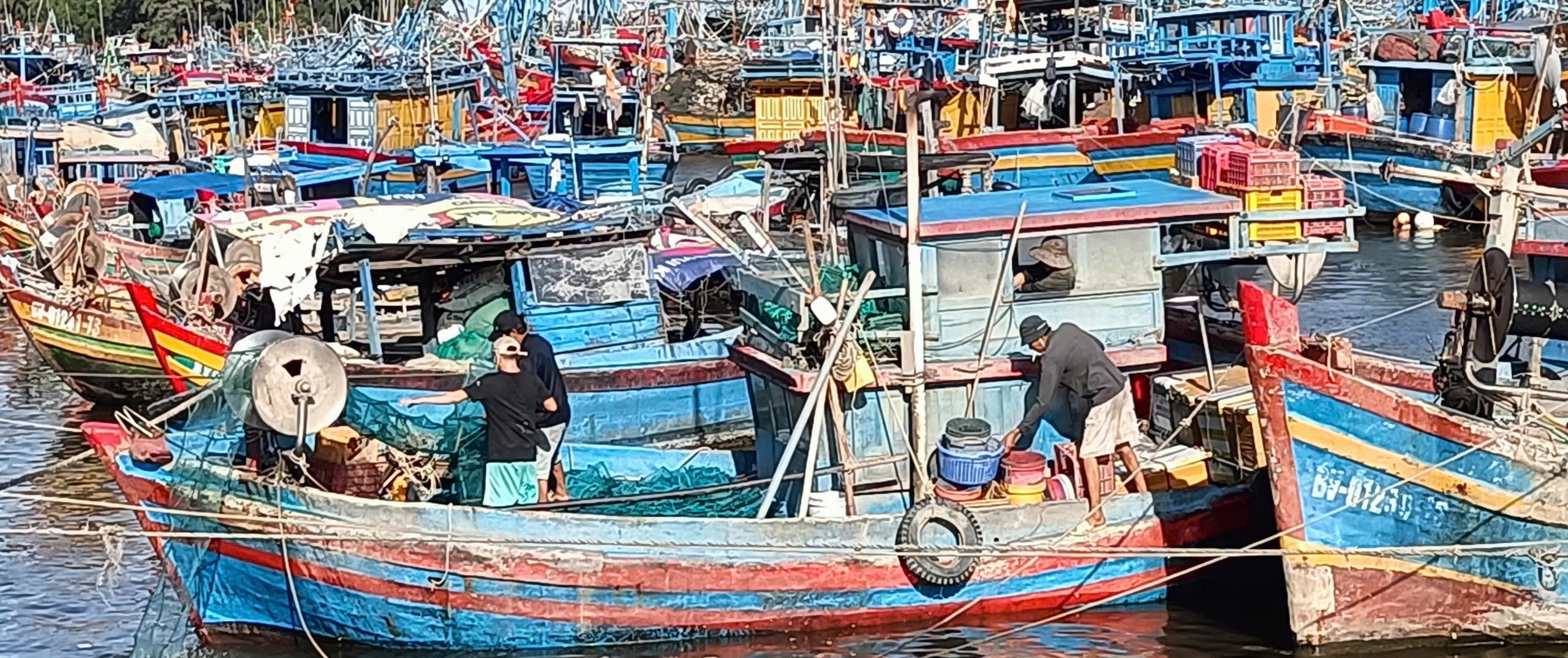 Các loại tàu cá hành nghề cấm như lưới kéo, lồng bẫy, chụp đang giảm dần và tăng mạnh nghề lưới rê, vây thân thiện môi trường. Trong ảnh: Tàu cá hành nghề lồng bẫy ở cảng Bến Lội - Bình Châu (huyện Xuyên Mộc).