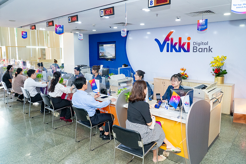 Khách hàng giao dịch tại Vikki Digital Bank.