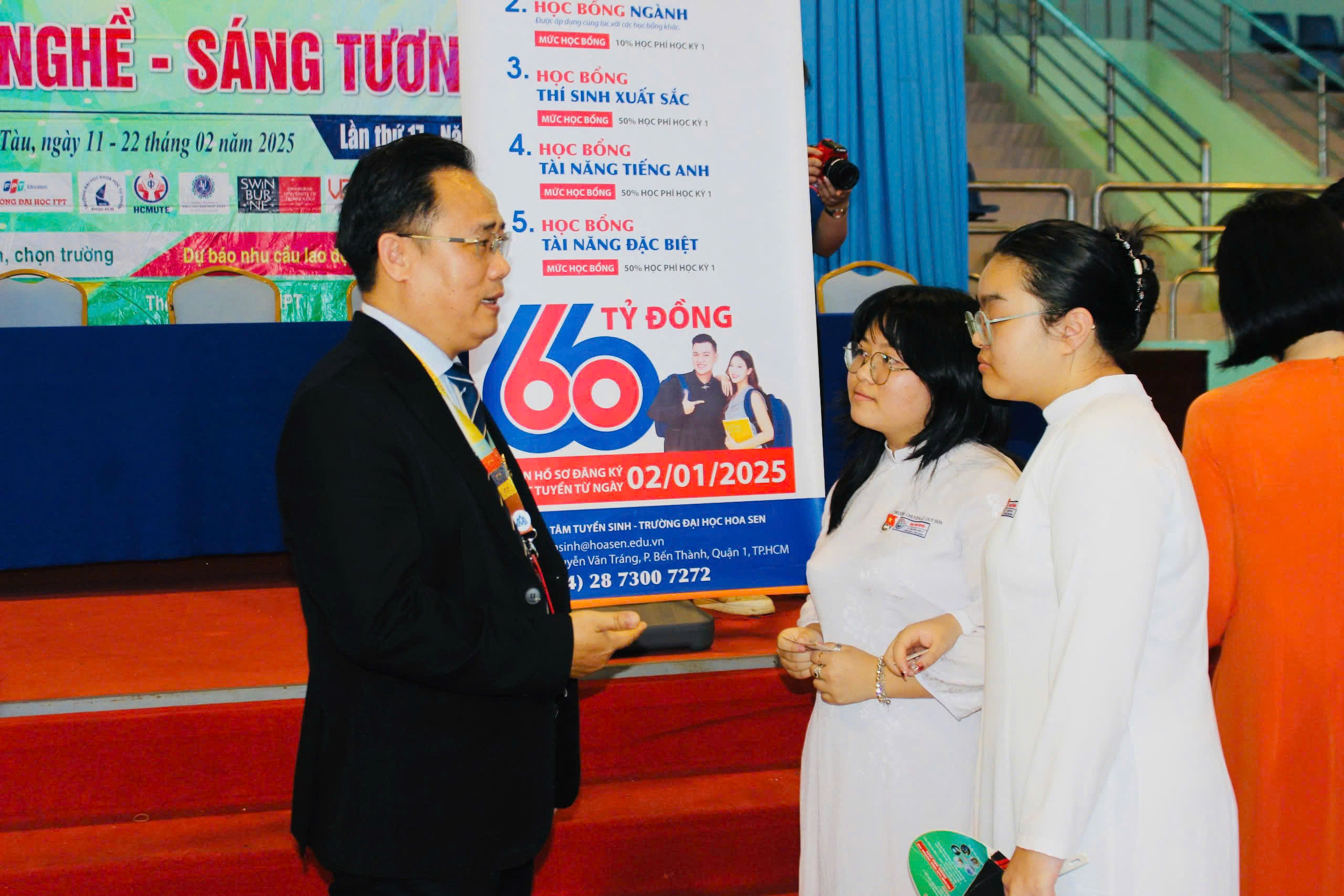 Lãnh đạo Trường Đại học Hoa Sen tư vấn tuyển sinh cho các em HS lớp 12 tại Bà Rịa - Vũng Tàu.