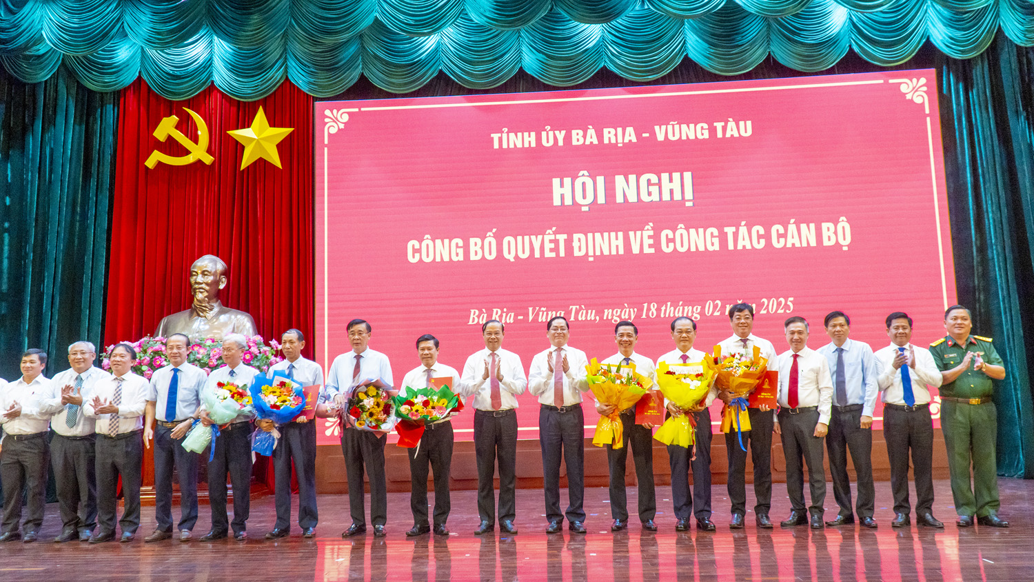 Ông Phạm Viết Thanh, Ủy viên Trung ương Đảng, Bí thư Tỉnh ủy, Chủ tịch HĐND tỉnh và ông Nguyễn Văn Thọ, Chủ tịch UBND tỉnh trao các quyết định cho thôi tham gia công tác và chờ giải quyết chế độ nghỉ hưu cho các cán bộ.