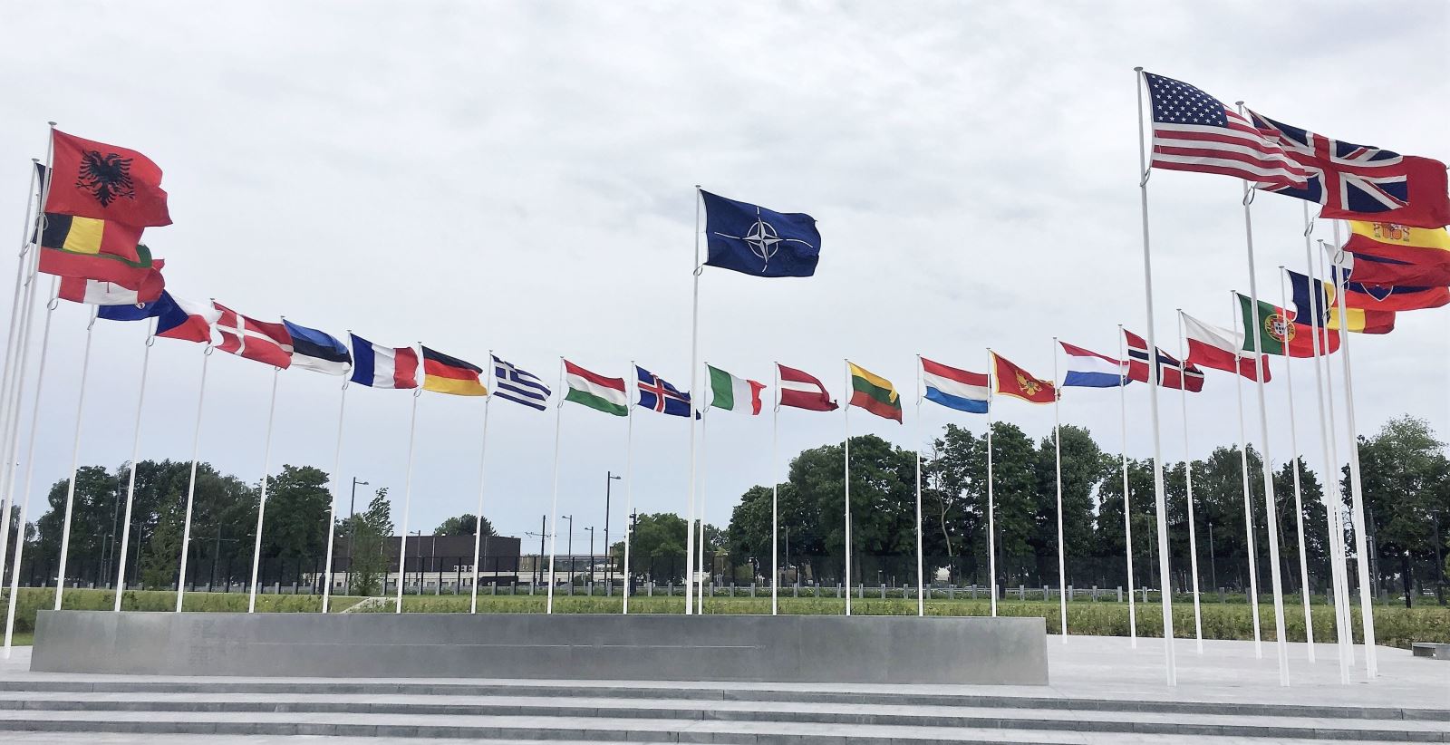 Quốc kỳ các nước thành viên NATO tại trụ sở NATO ở Brussels, Bỉ.