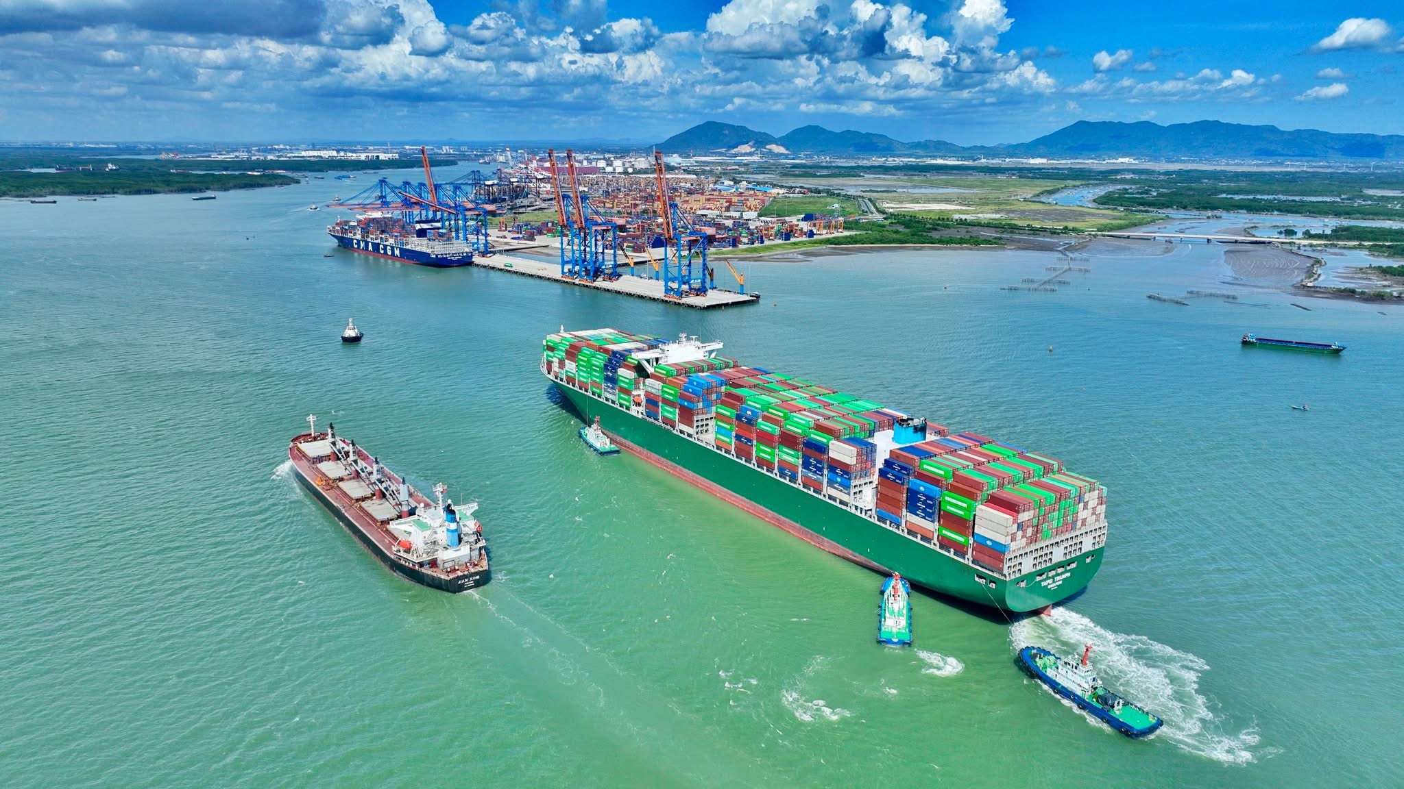Với lợi thế cầu cảng dài 1.200m cảng Gemalink có thể cùng lúc đón 3 tàu trọng tải lớn.
