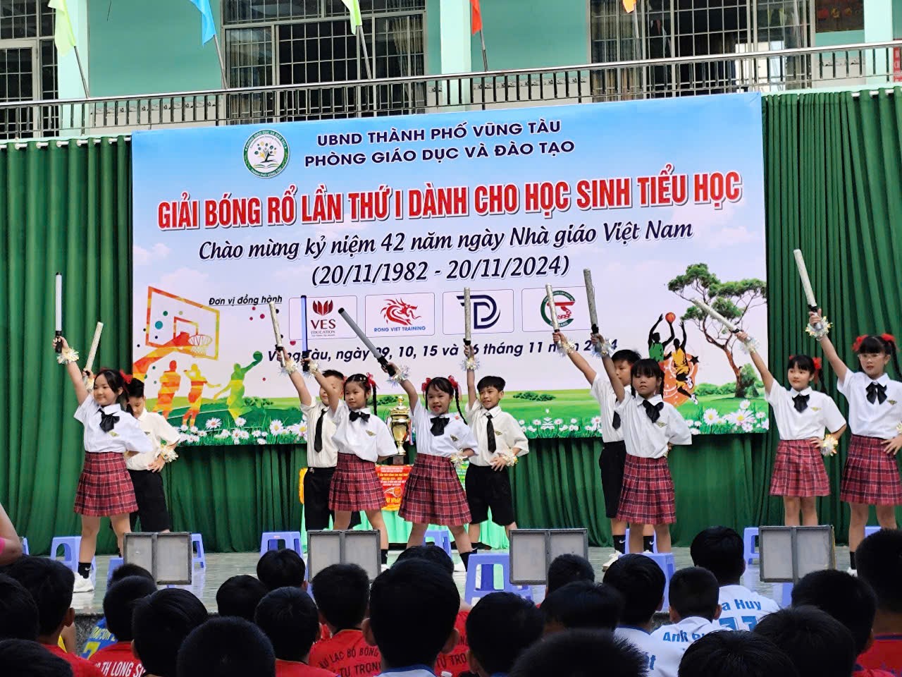 Các em trong Liên đội Trường TH Hạ Long biểu diễn văn nghệ tại chương trình  do Phòng GD-ĐT TP.Vũng Tàu tổ chức.