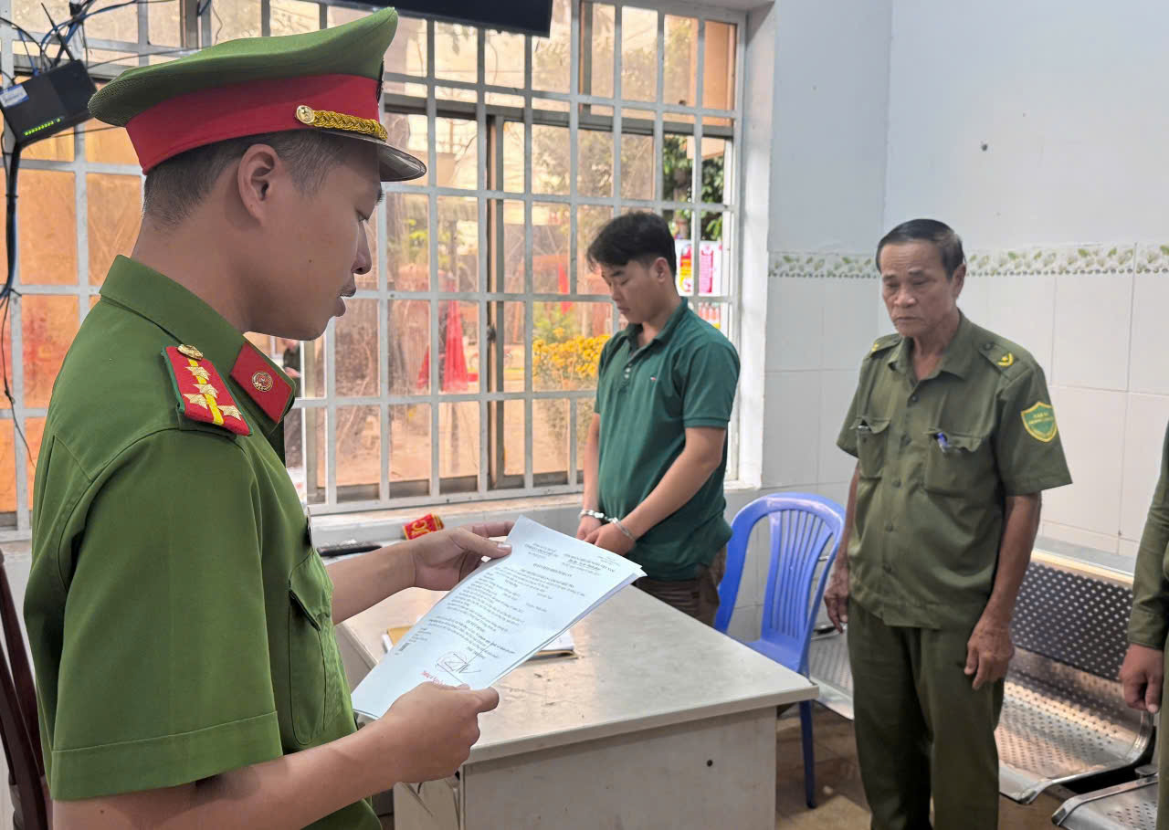 Cơ quan CSĐT Công an TX.Phú Mỹ tống đạt quyết định khởi tố vụ án, khởi tố bị can, bắt tạm giam 4 tháng đối với V.V.D.