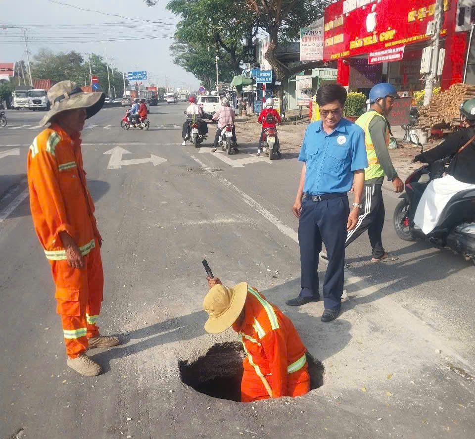 Khu Quản lý Đường bộ IV đang tiến hành sửa chữa hố sâu bằng đá và nhựa nóng để đảm bảo an toàn giao thông