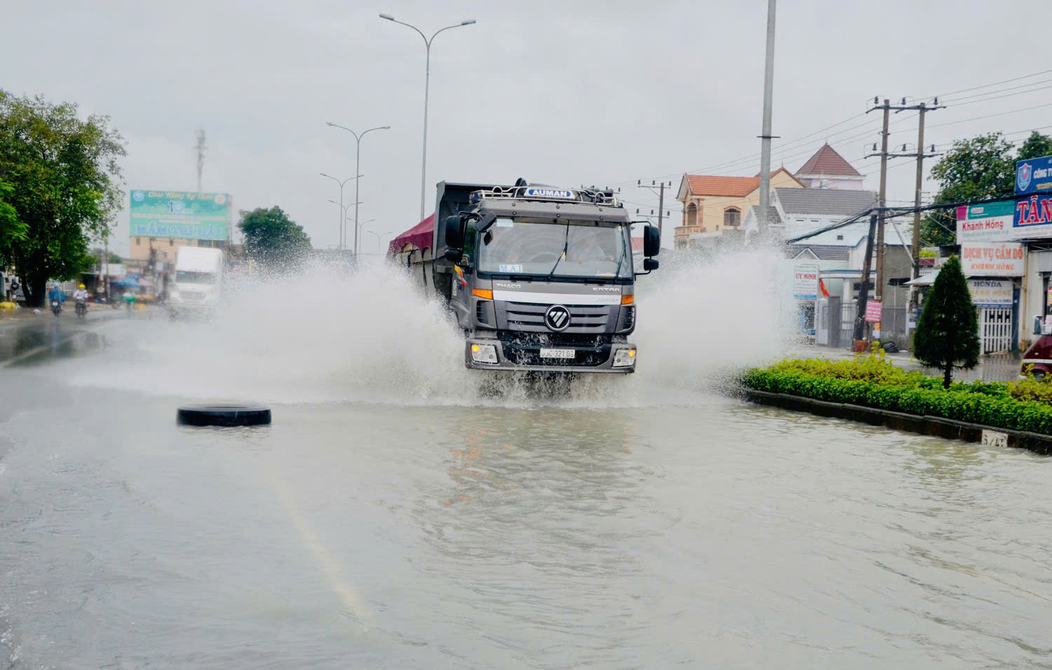 Quốc lộ 51, đoạn qua địa bàn TX. Phú Mỹ thường xuyên bị ngập sâu khi mưa lớn.
