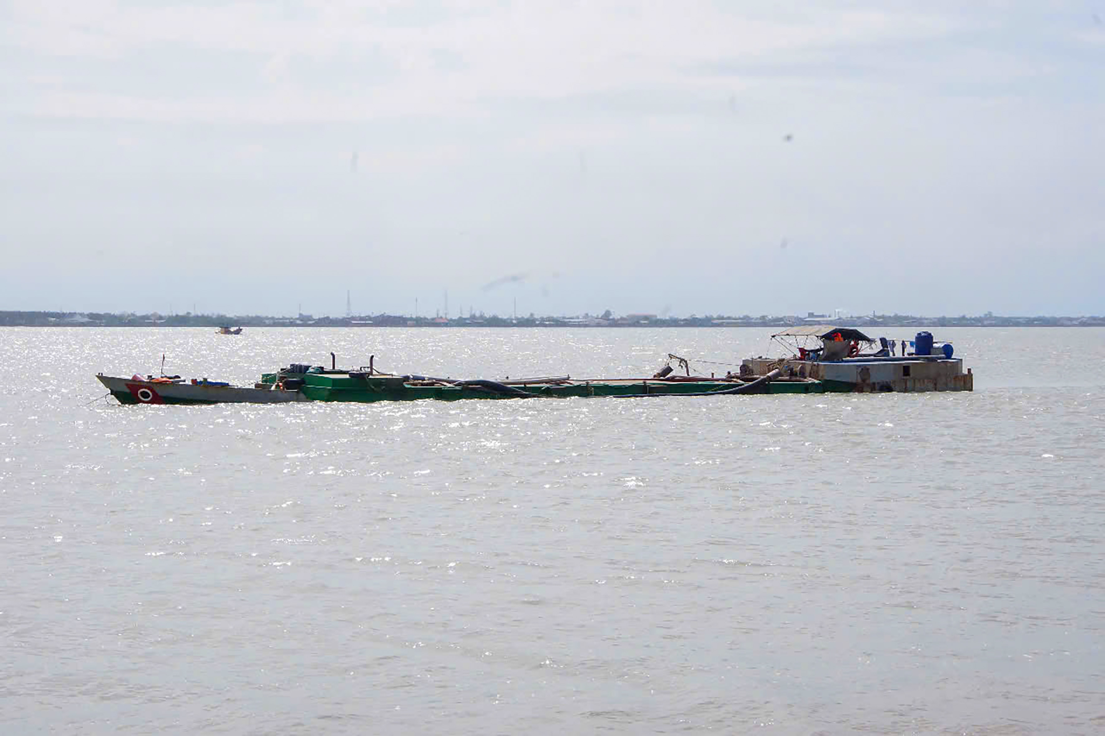 Tàu BTr -7570 được đưa về cảng để tiếp tục điều tra xử lý theo quy định của pháp luật.
