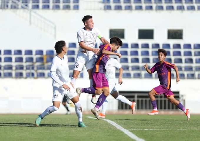 U19 Bà Rịa Vũng Tàu (áo trắng) vào tứ kết với thành tích bất bại.