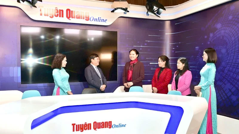 Bí thư Tỉnh ủy Tuyên Quang Hà Thị Nga thăm phòng studio của Báo Tuyên Quang