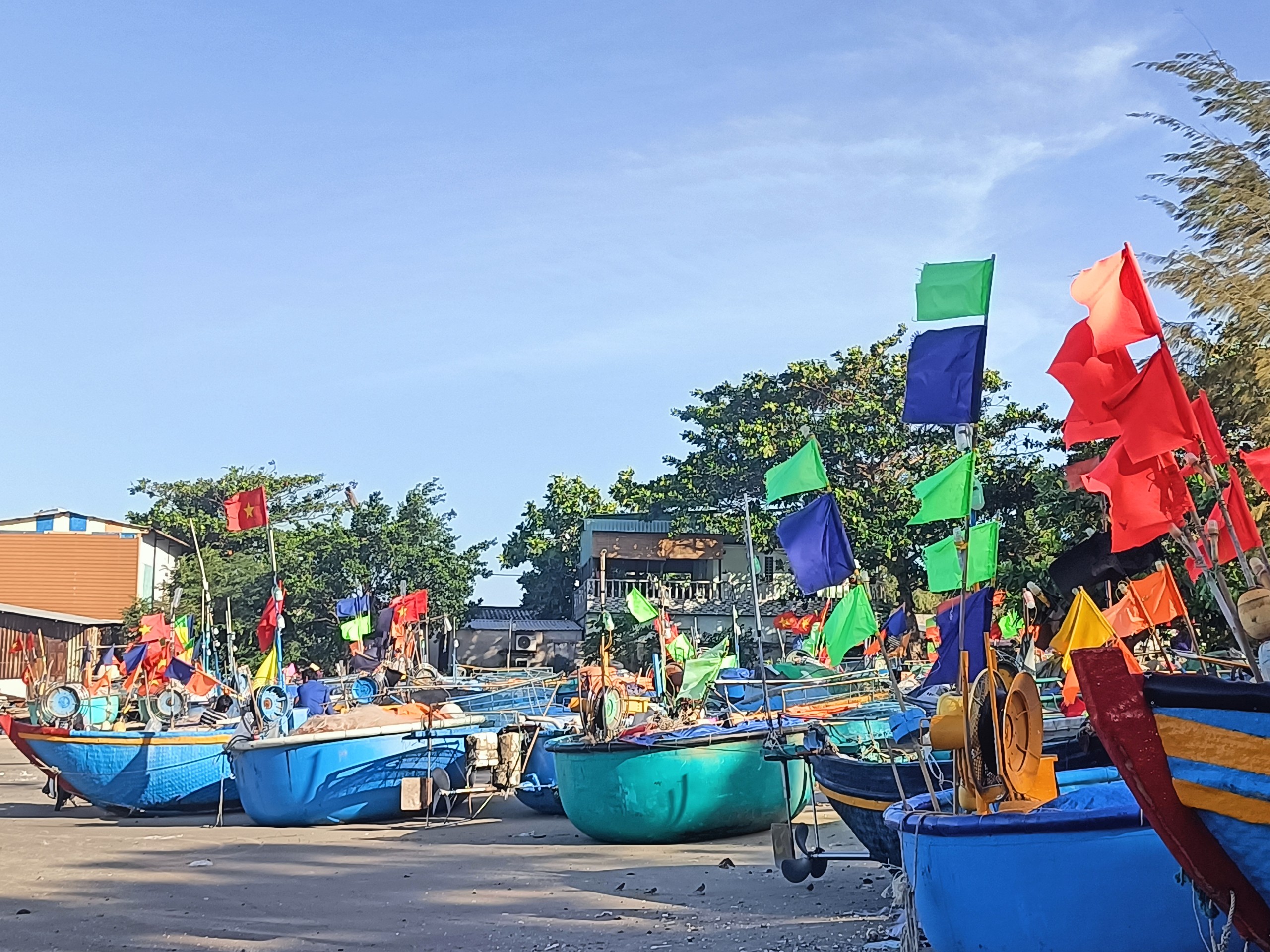 Các phương tiện tàu cá hoạt động vùng ven bờ và vùng lộng đang được tỉnh sắp xếp lại theo hướng giảm số lượng và cường độ khai thác. Trong ảnh: Các phương tiện đánh bắt ven bờ neo đậu ở bãi ngang TT.Long Hải (huyện Long Đất).