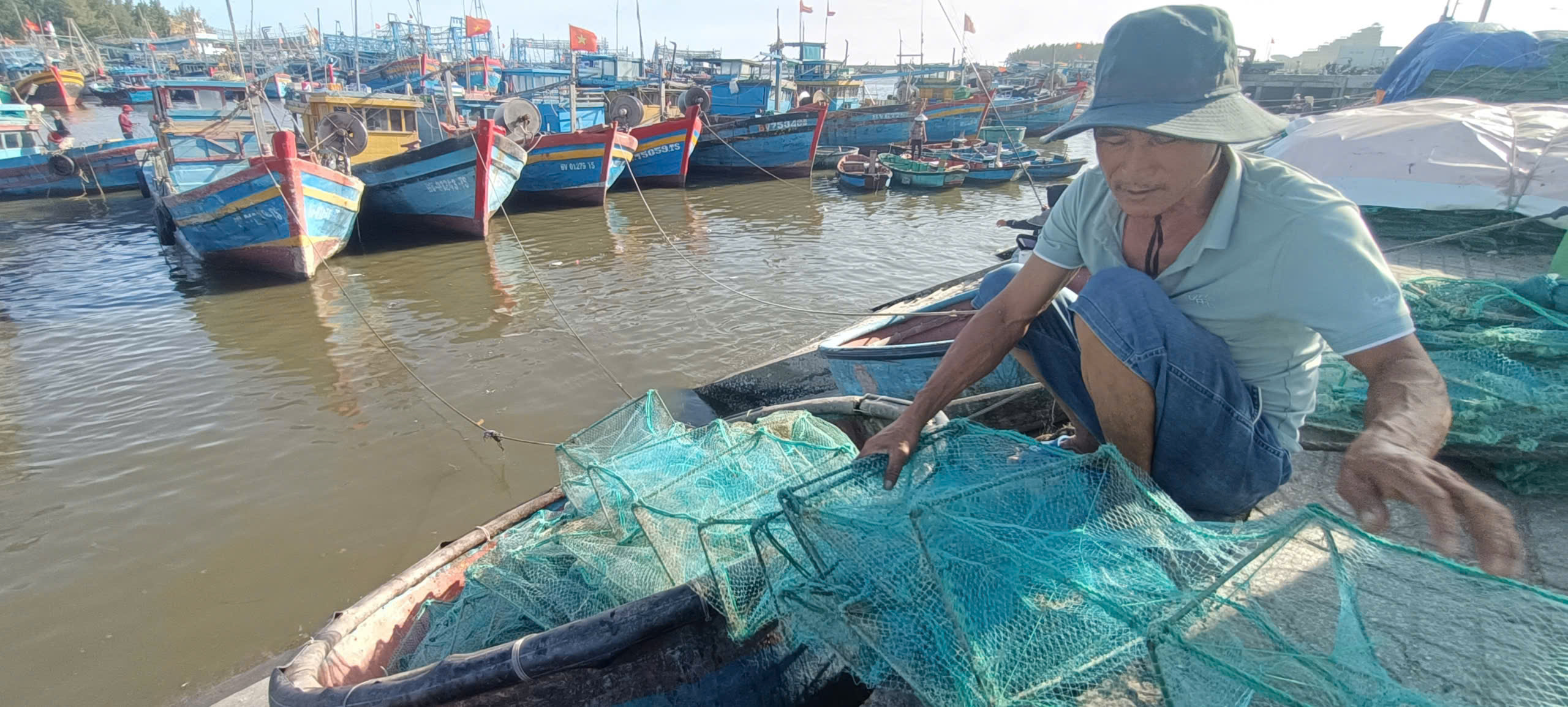 Ngư dân hành nghề cấm như nghề lưới kéo, lồng xếp (trong ảnh) đang được các cơ quan chức năng tuyên truyền chuyển đổi nghề mới.