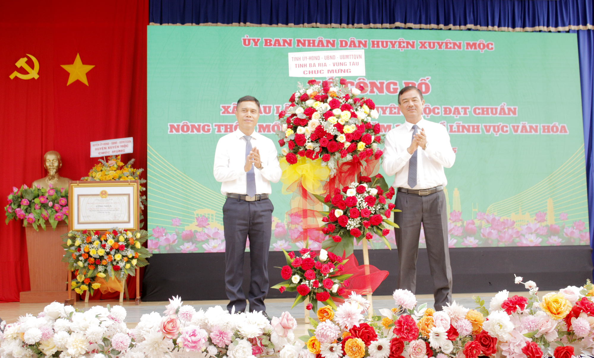 Ông Trịnh Hàng, Phó Chủ tịch UBMTTQ Việt Nam tỉnh tặng lẵng hoa của tỉnh chúc mừng xã Bàu Lâm đạt chuẩn NTM kiểu mẫu.