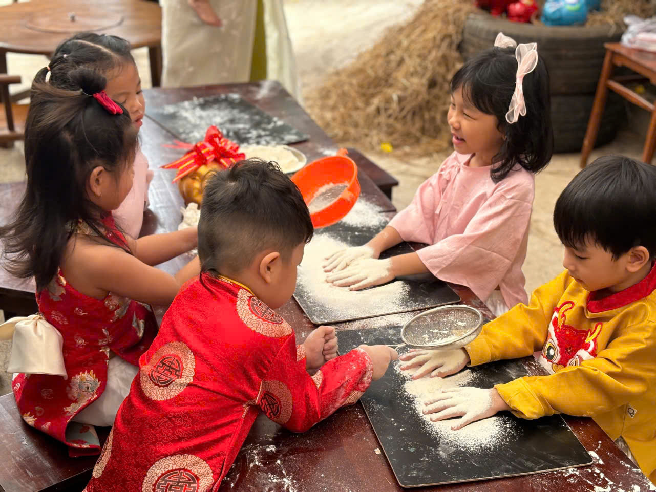 Trẻ em trải nghiệm làm bánh mì tại Tiệm bánh mì nhà Nội.