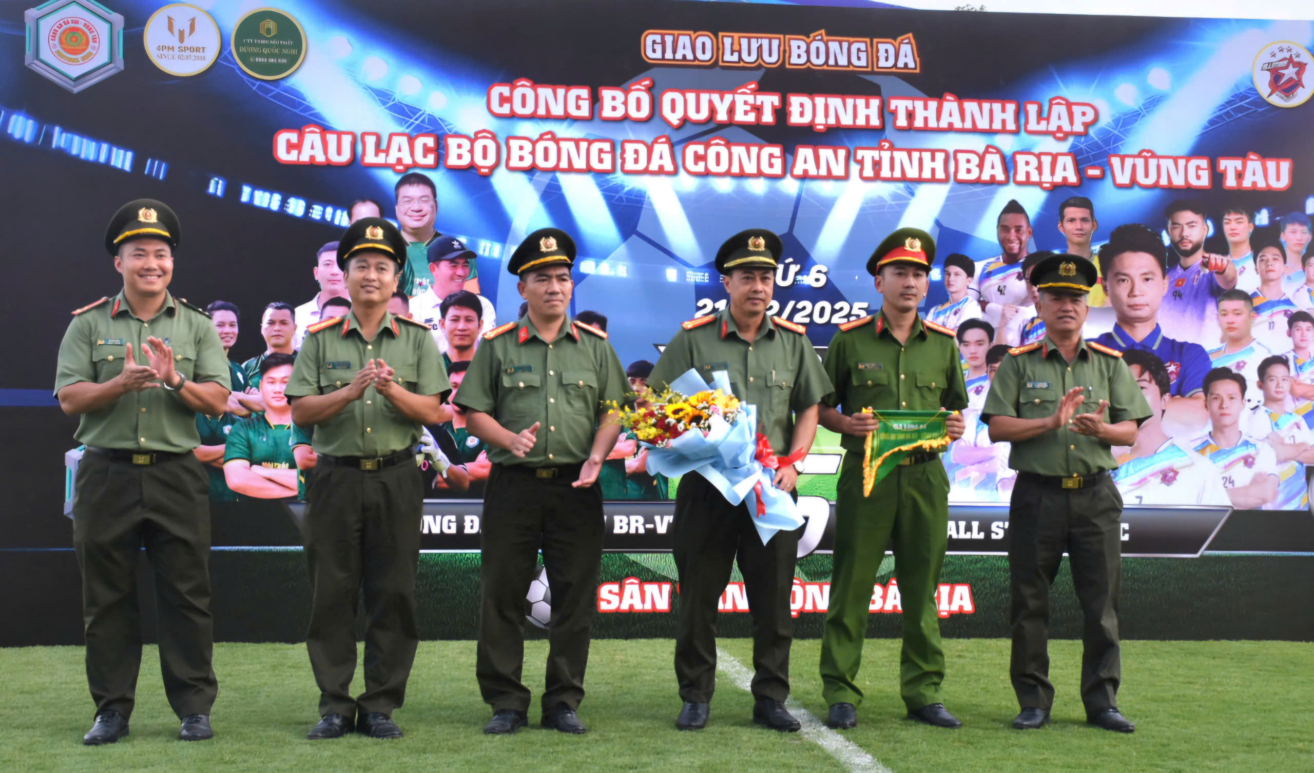 Ban chủ nhiệm CLB Bóng đá Thanh niên Công an tỉnh Bà Rịa - Vũng Tàu nhận hoa và ra mắt tại chương trình.