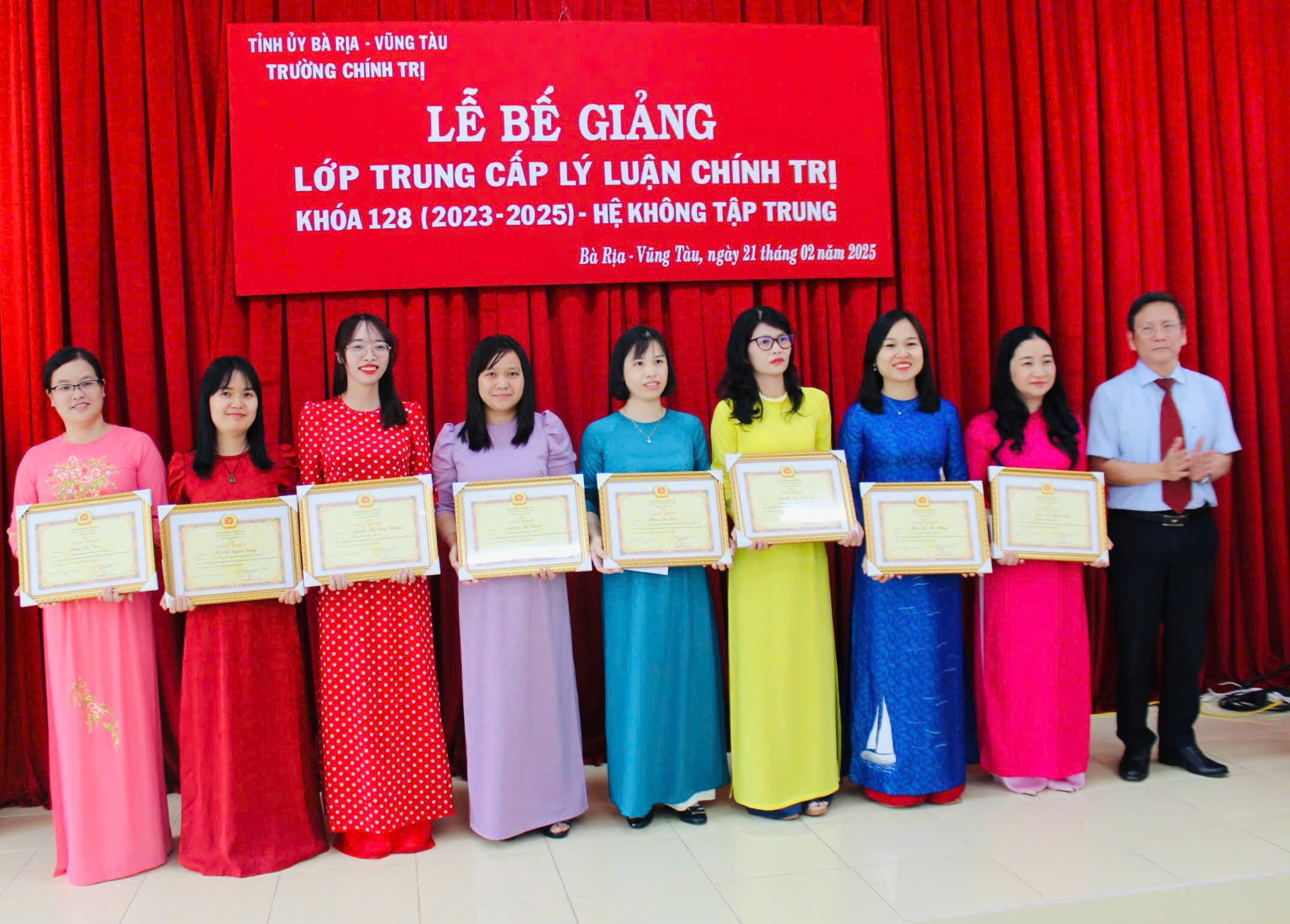 Kết thúc khóa học, có 8 học viên được khen thưởng vì có thành tích tốt trong học tập và rèn luyện.