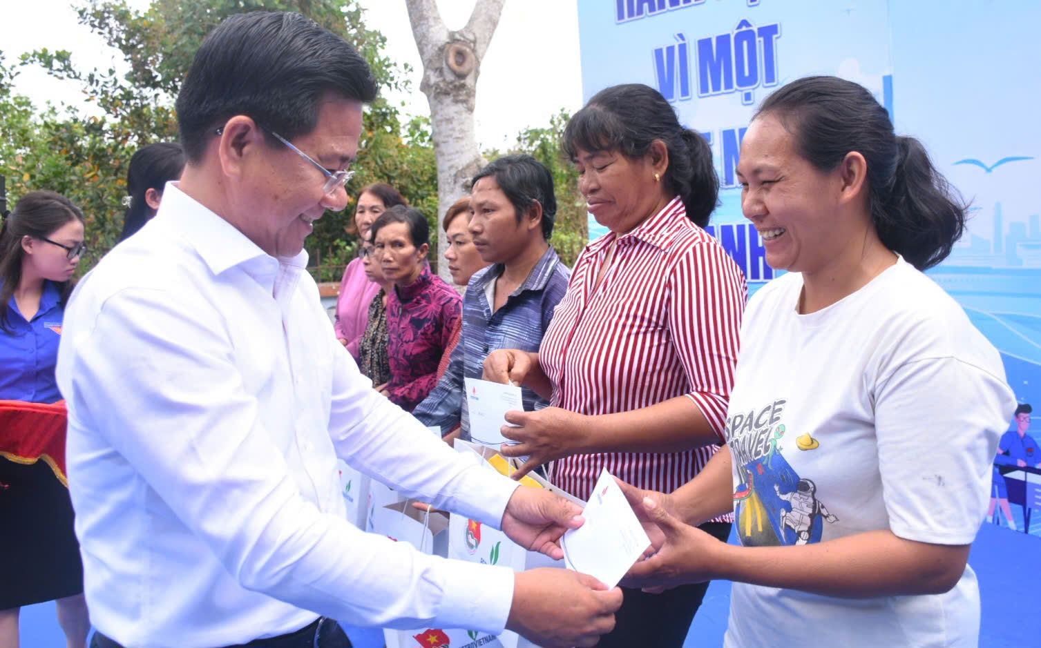 Ông Bùi Chí Thành, Trưởng Ban Tuyên giáo và Dân vận Tỉnh ủy trao quà cho đồng bào dân tộc Chơ ro có hoàn cảnh khó khăn tại lễ phát động.