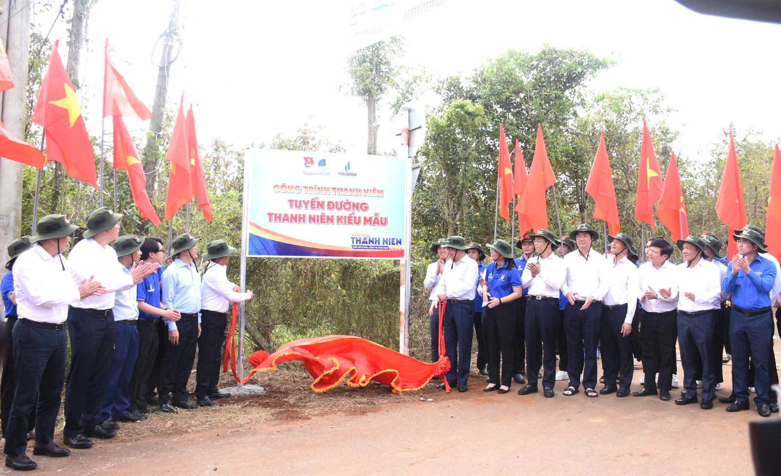 Công trình thanh niên tuyến đường thanh niên kiểu mẫu được cắt băng khánh thành.