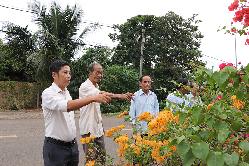 Ông Phan Minh Tân (bên trái), Phó Chủ tịch UBND xã Quảng Thành kiểm tra công tác môi trường trên địa bàn ấp Tiến Thành.