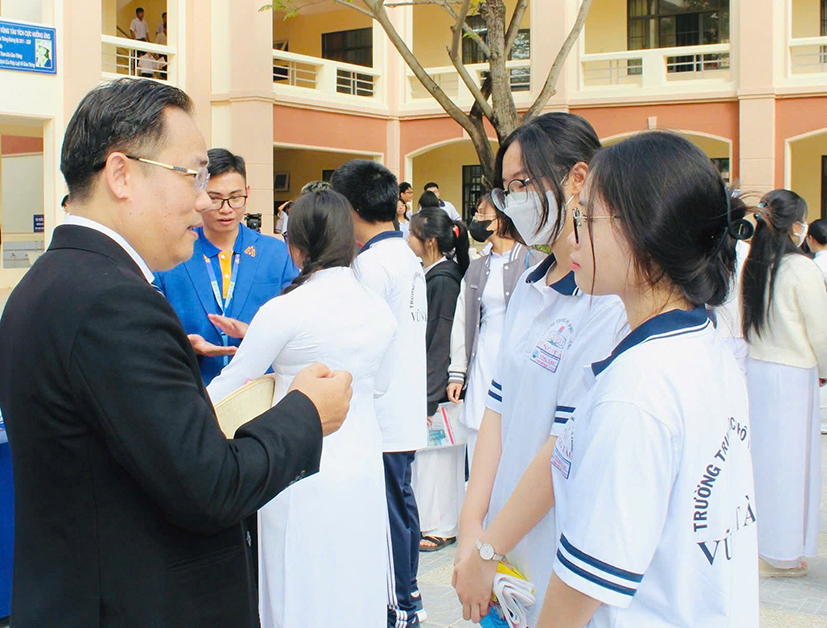 ThS. Phạm Doãn Nguyên tư vấn tuyển sinh, hướng nghiệp cho các em HS lớp 12 Trường THPT Vũng Tàu (TP.Vũng Tàu).