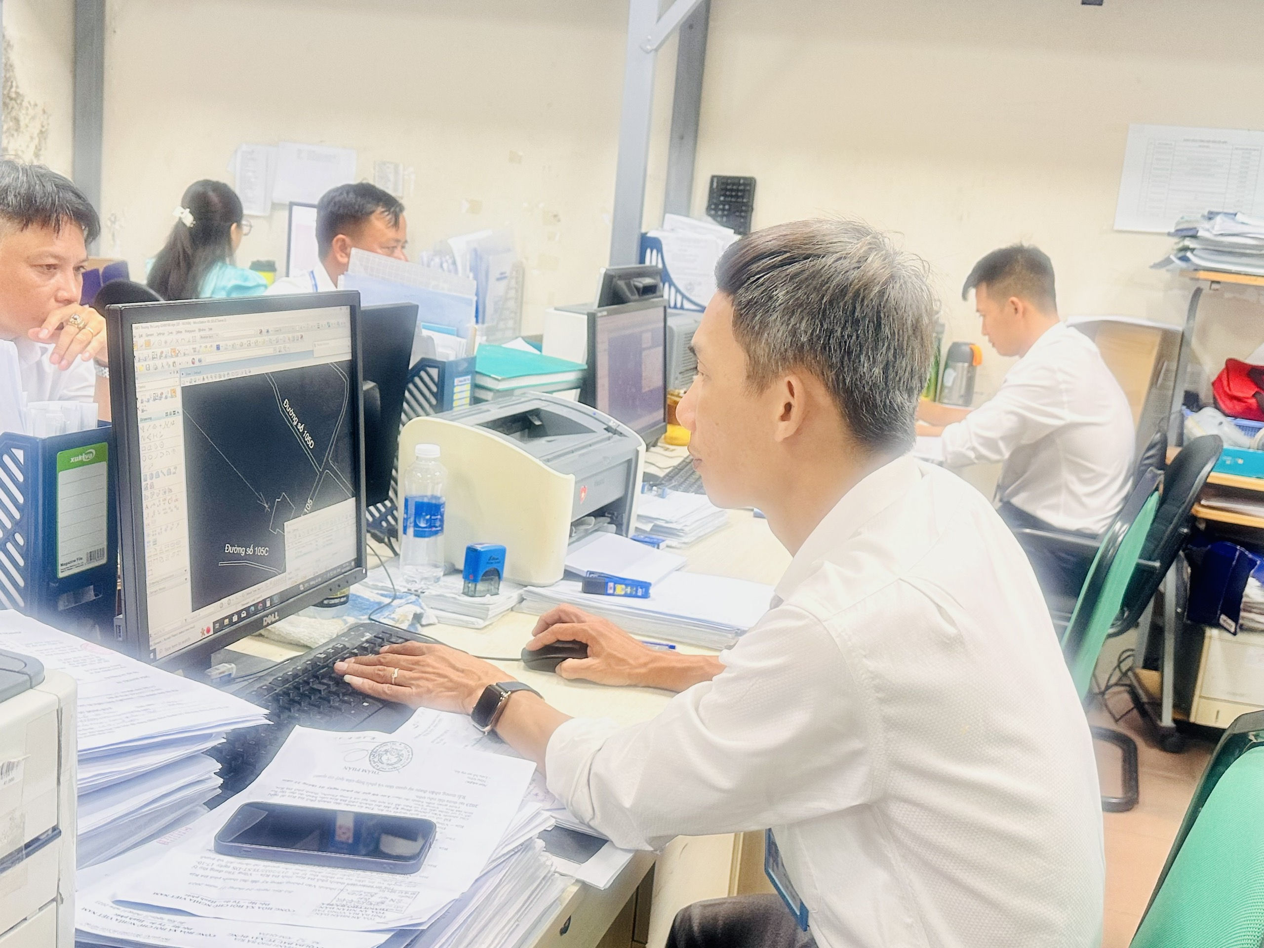 Cán bộ Văn phòng Đăng ký đất đai TP.Bà Rịa rà soát hồ sơ, bản đồ đất đai.
