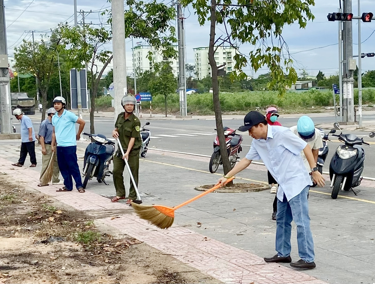 Cán bộ, người dân phường Tân Phước dọn dẹp vệ sinh tuyến đường Nguyễn Huệ.