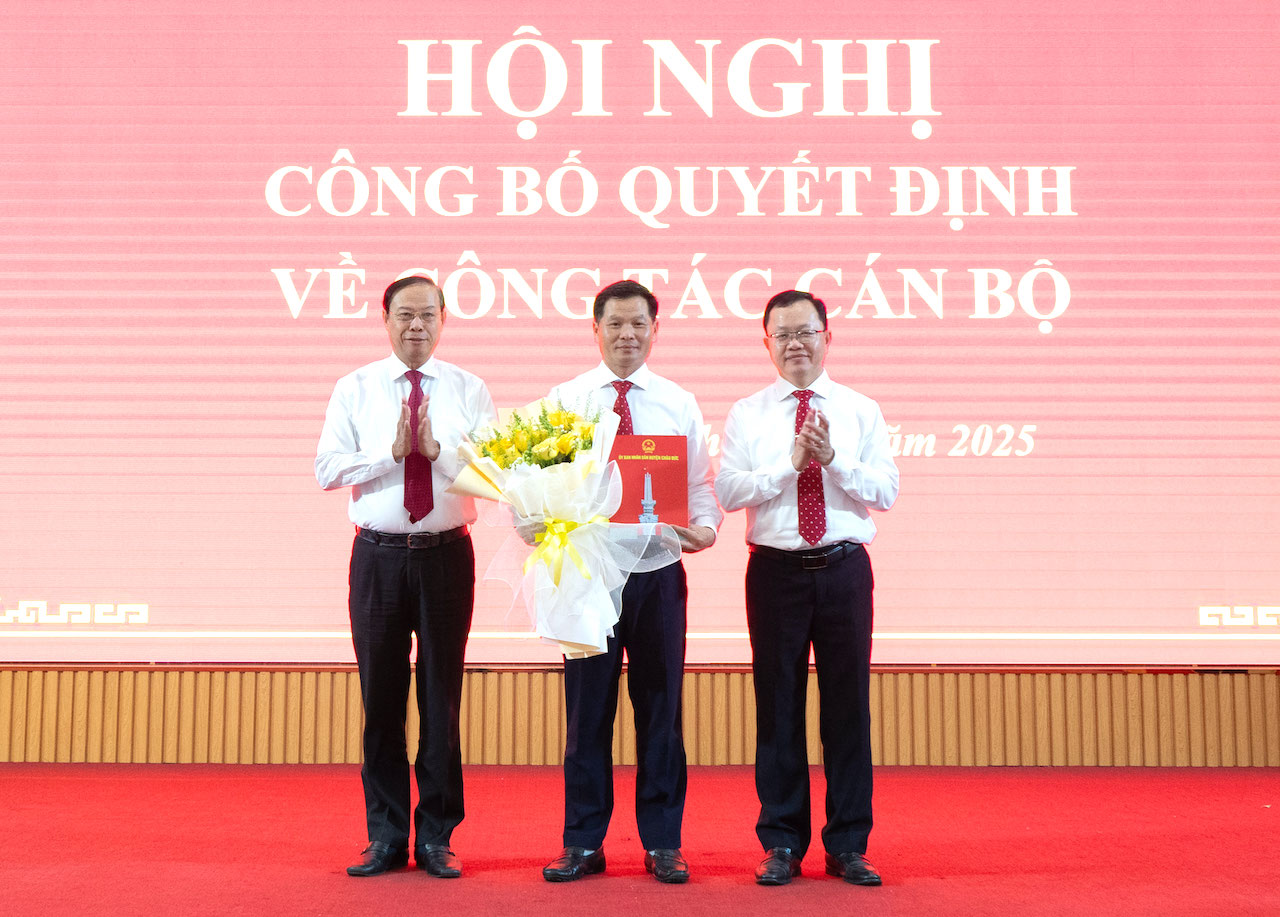 Ông Nguyễn Văn Thọ, Chủ tịch UBND tỉnh trao quyết định và chúc mừng ông Lê Thanh Liêm, tân Chủ tịch UBND huyện Châu Đức.