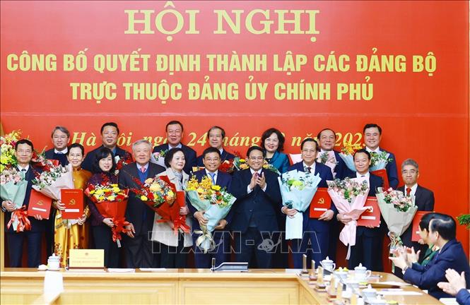 Thủ tướng Phạm Minh Chính trao Quyết định cho các Đảng bộ trực thuộc Đảng uỷ Chính phủ. Ảnh: Dương Giang/TTXVN