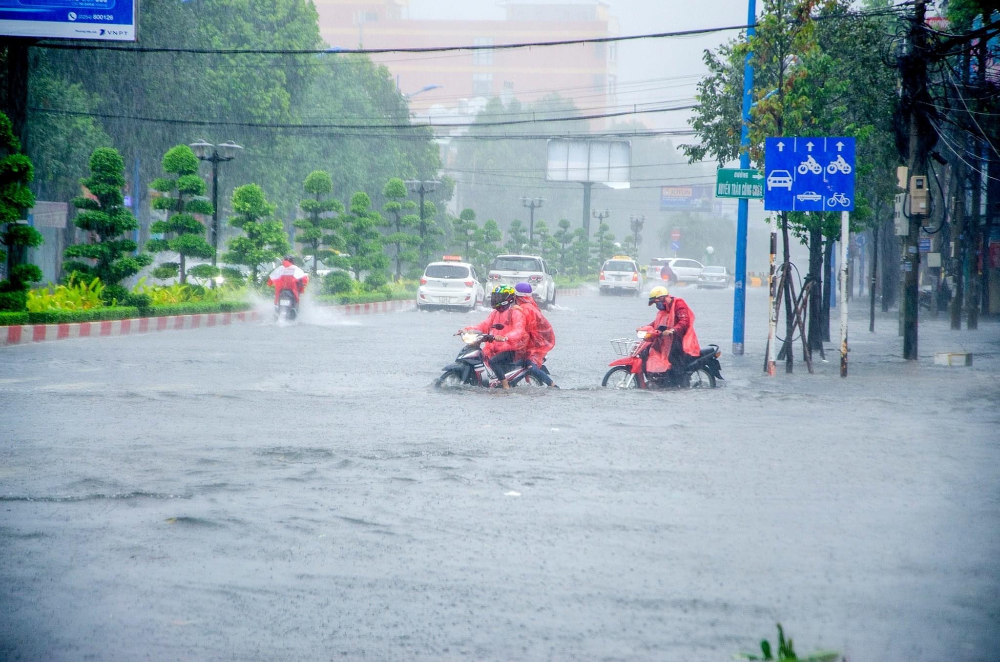 Không nạo vét hệ thống thoát nước là nguyên nhân chính gây nên tình trạng ngập úng đô thị. Trong ảnh: Ngập úng trên đường 2/9 TP. Vũng Tàu.