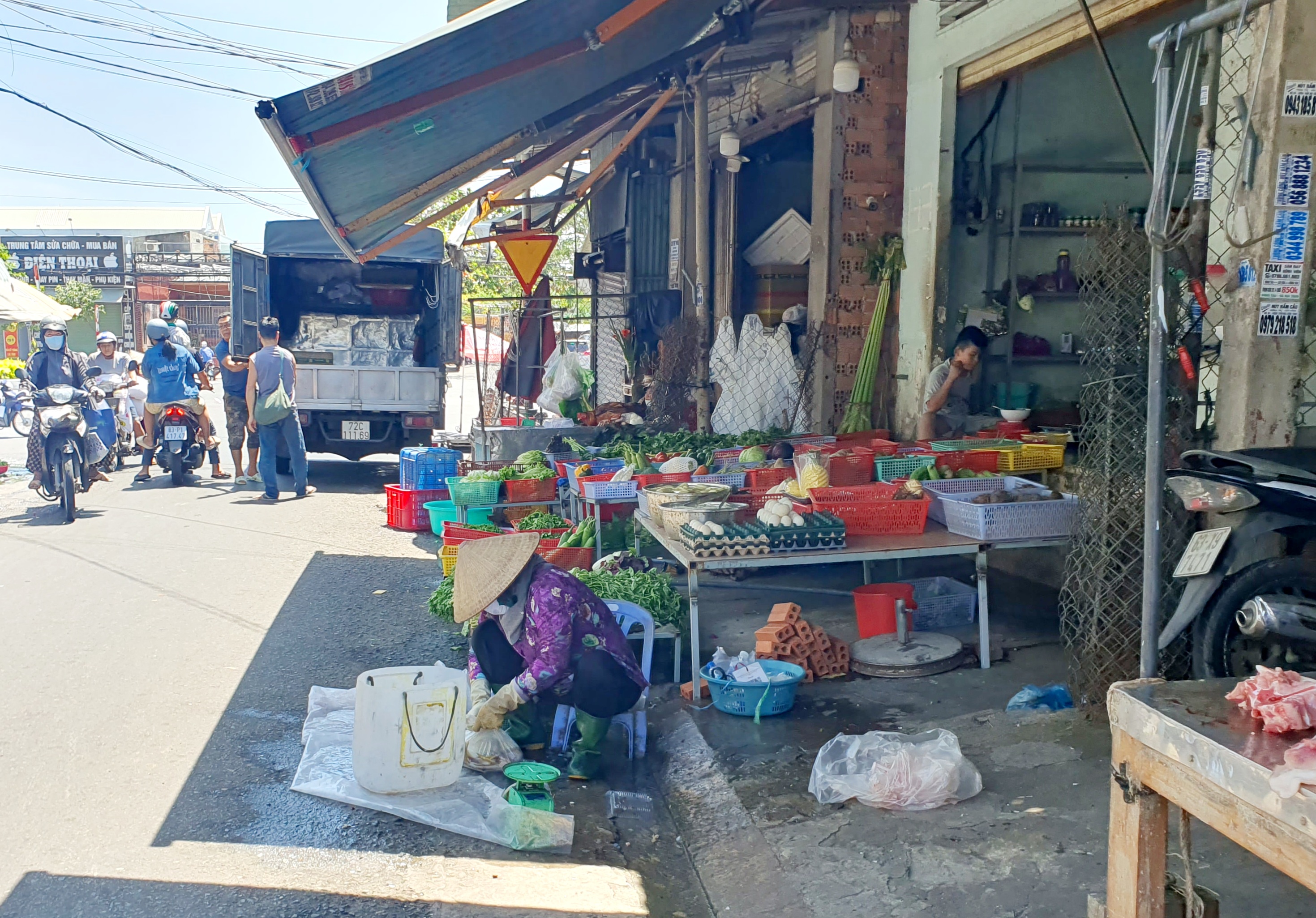 Một số người dân lấn chiếm vỉa hè, lòng đường Lưu Chí Hiếu  (TP.Vũng Tàu) buôn bán kinh doanh.