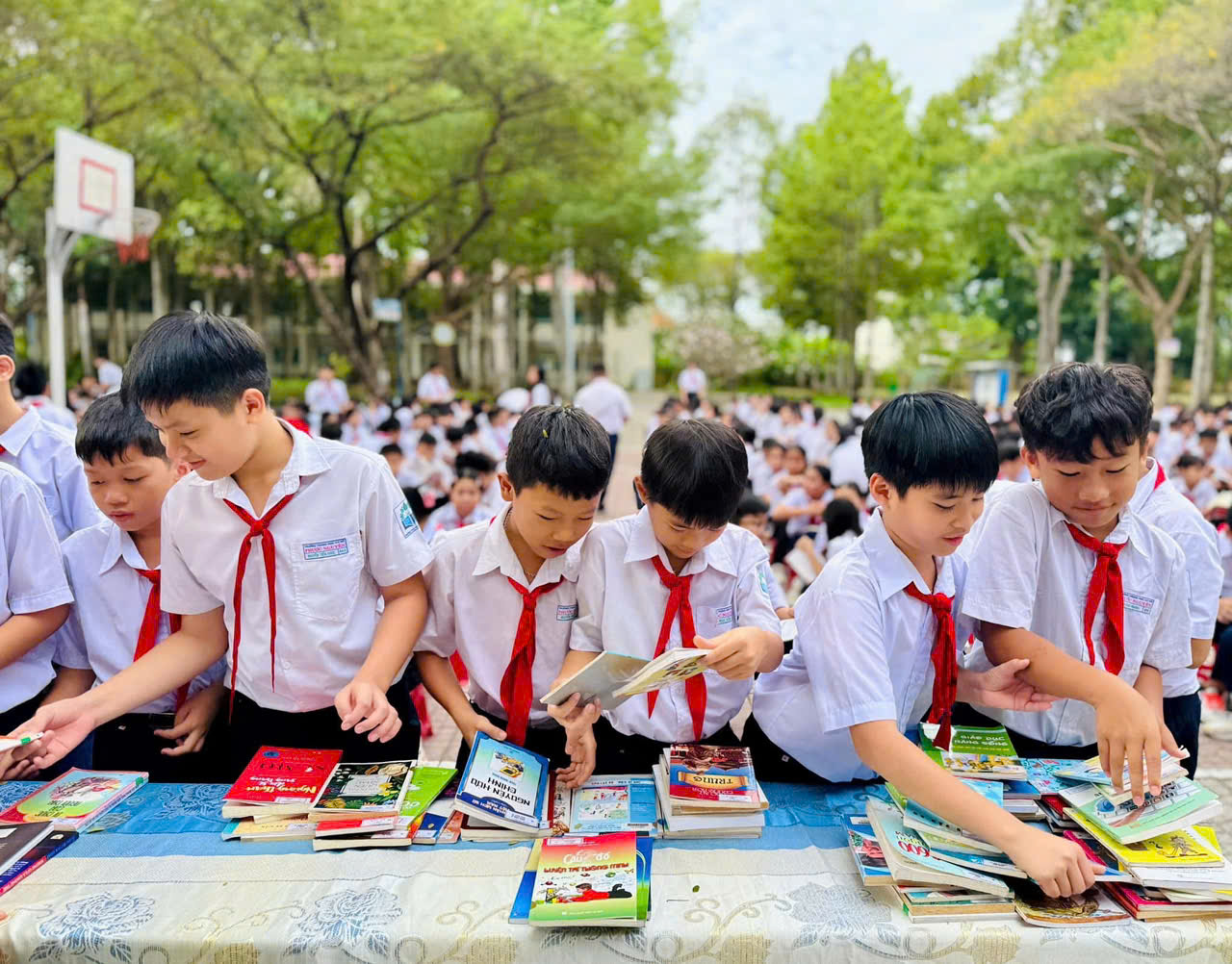 Học sinh Trường THCS Phước Nguyên (TP.Bà Rịa) đọc sách tại ngày hội.