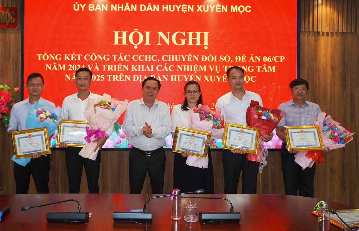 UBND huyện Xuyên Mộc tặng Giấy khen cho các tập thể, cá nhân có thành tích xuất sắc trong thực hiện CCHC và Đề án 06 năm 2024.