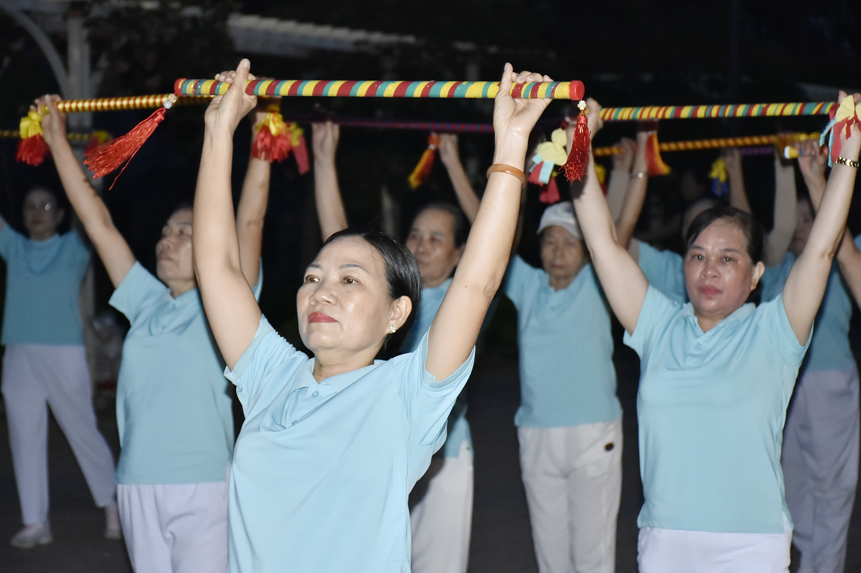 Đô thị Phú Mỹ có nhiều không gian công cộng để người dân vui chơi, luyện tập thể thao. Trong ảnh: CLB dưỡng sinh phường Phú Mỹ thể dục buổi sáng tại công viên khu tái định cư 25ha phường Phú Mỹ.
