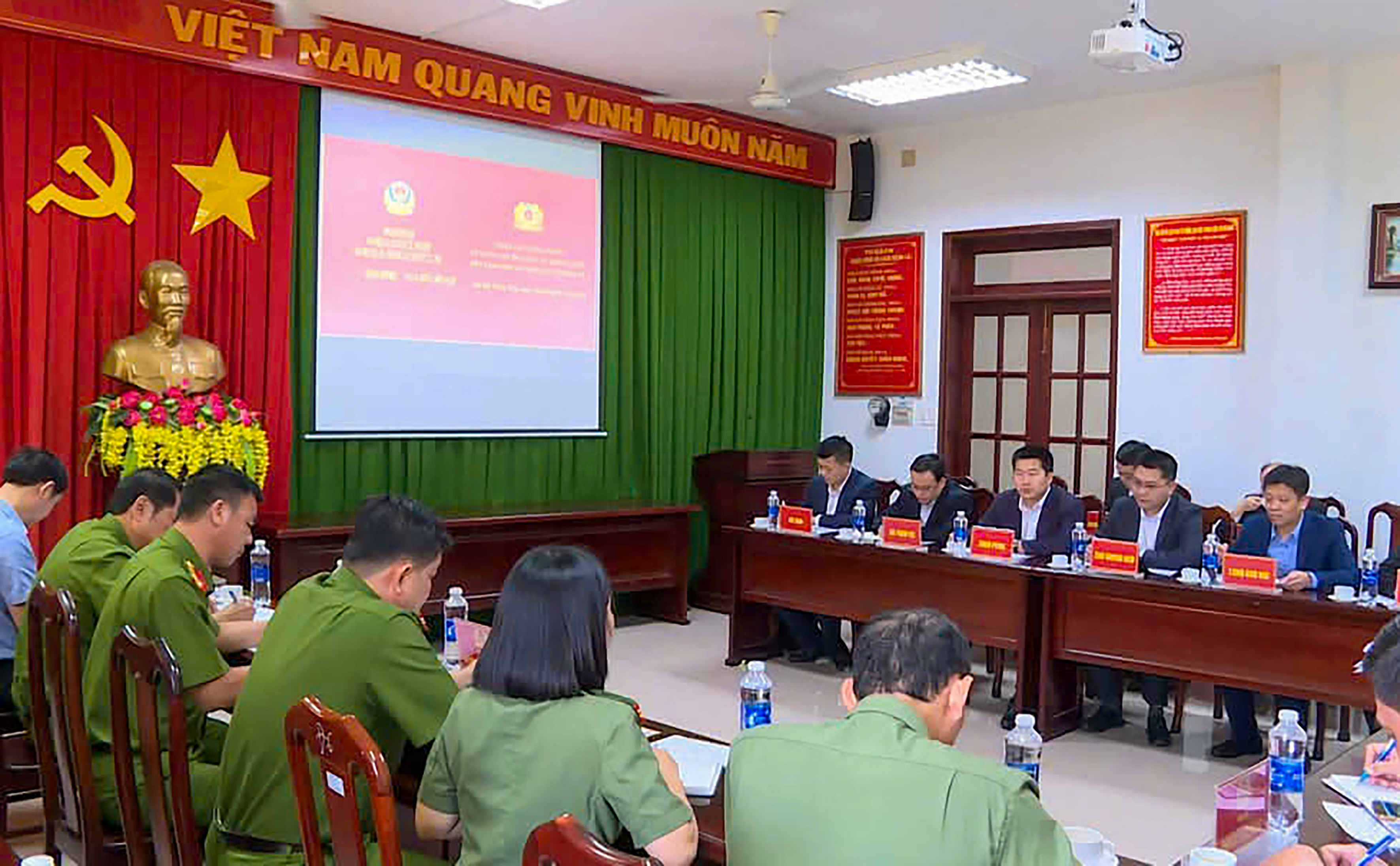 Hai bên trao đổi thông tin tại buổi làm việc.