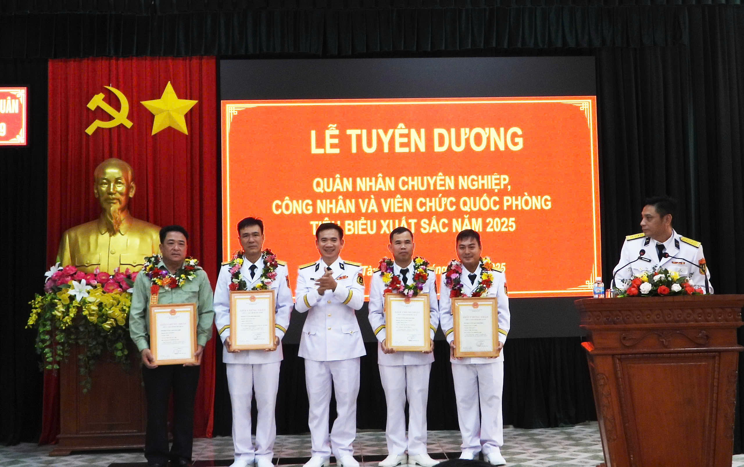 Lãnh đạo Hải đoàn 129 trao thưởng và tuyên dương 5 quân nhân chuyên nghiệp, công nhân và viên chức quốc phòng tiêu biểu xuất sắc giai đoạn 2020 - 2025.