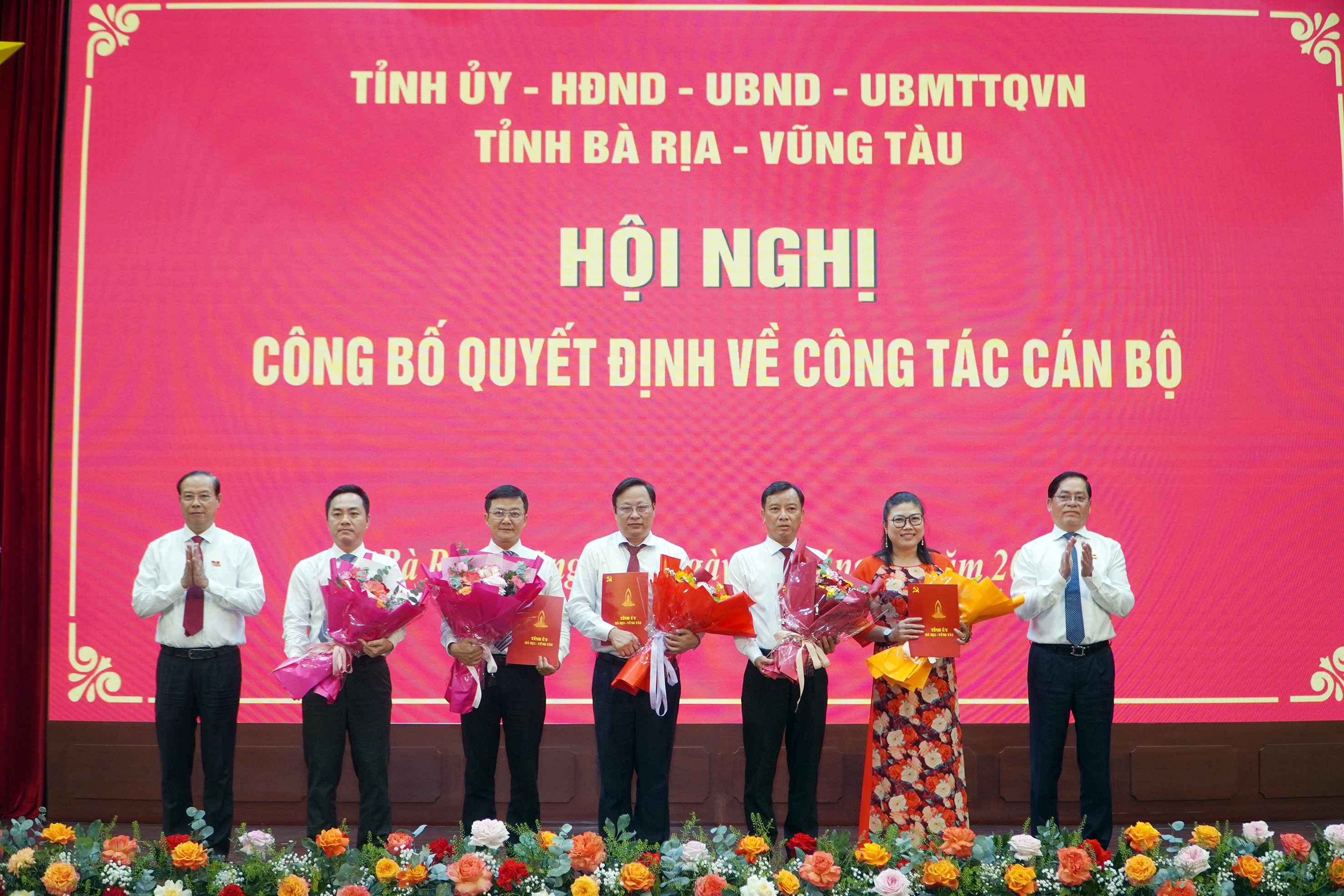 Lãnh đạo tỉnh trao các quyết định cho lãnh đạo Sở Khoa học và Công nghệ.