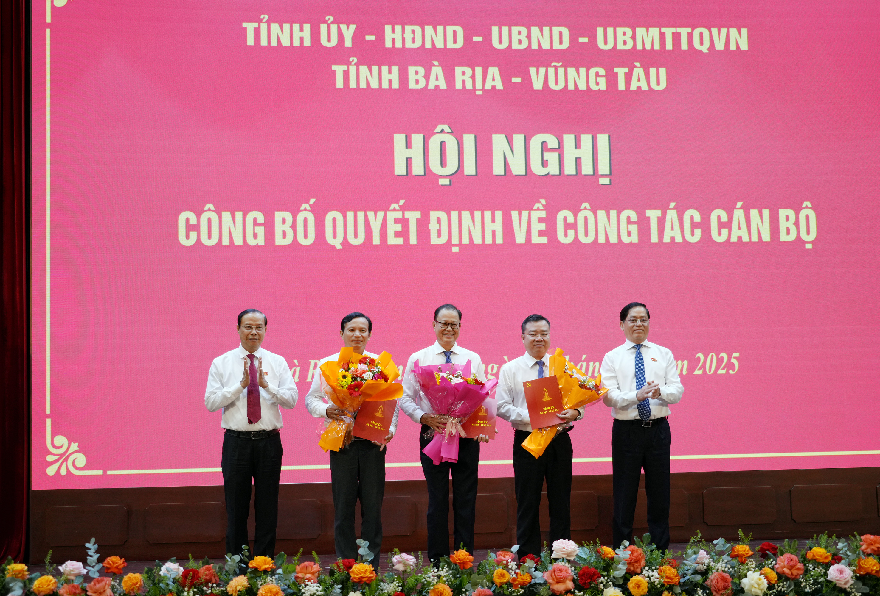 Lãnh đạo tỉnh trao các quyết định cho lãnh đạo Sở Dân tộc và Tôn giáo.