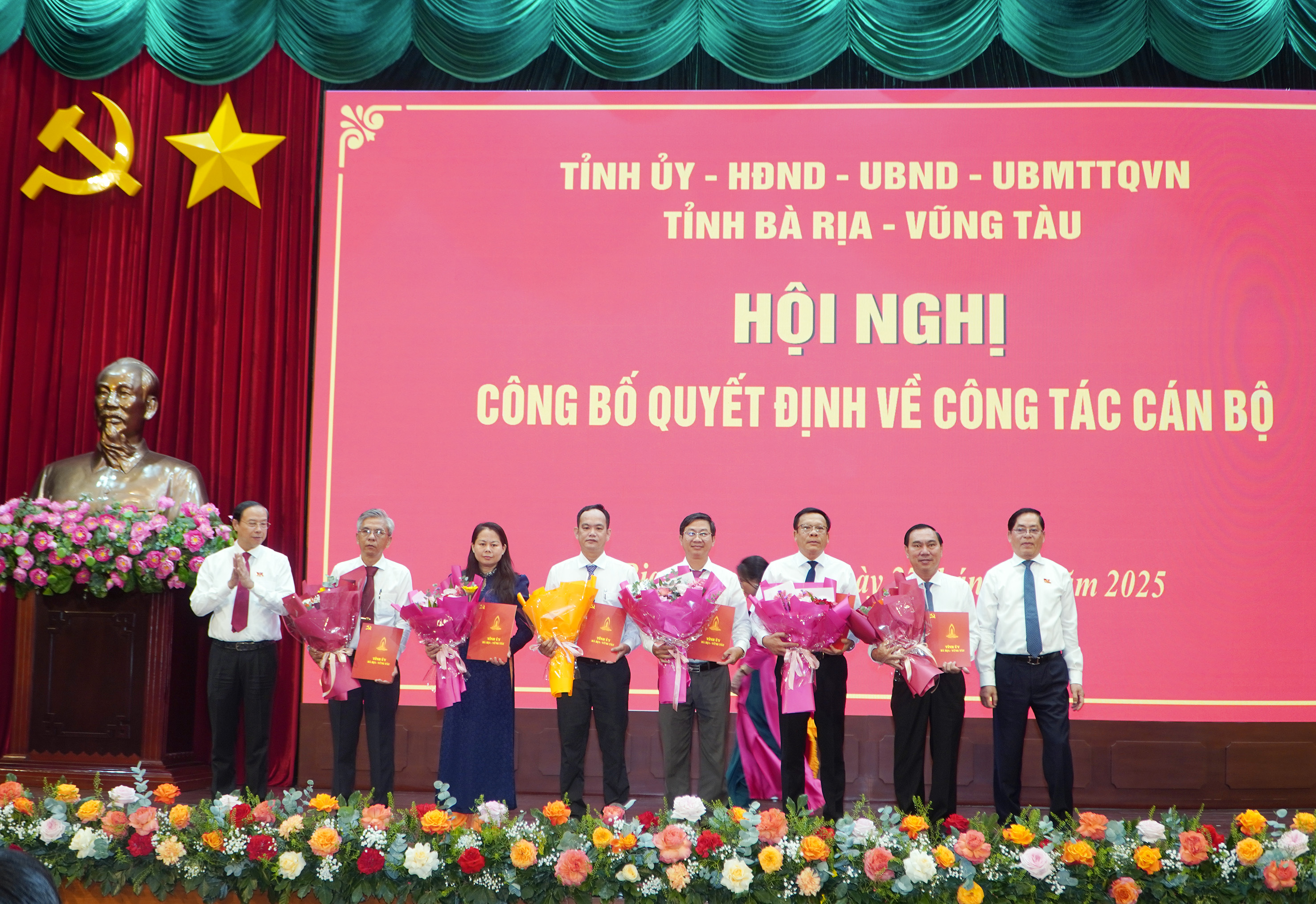 Lãnh đạo tỉnh trao các quyết định cho lãnh đạo Sở Nông nghiệp và Môi trường.