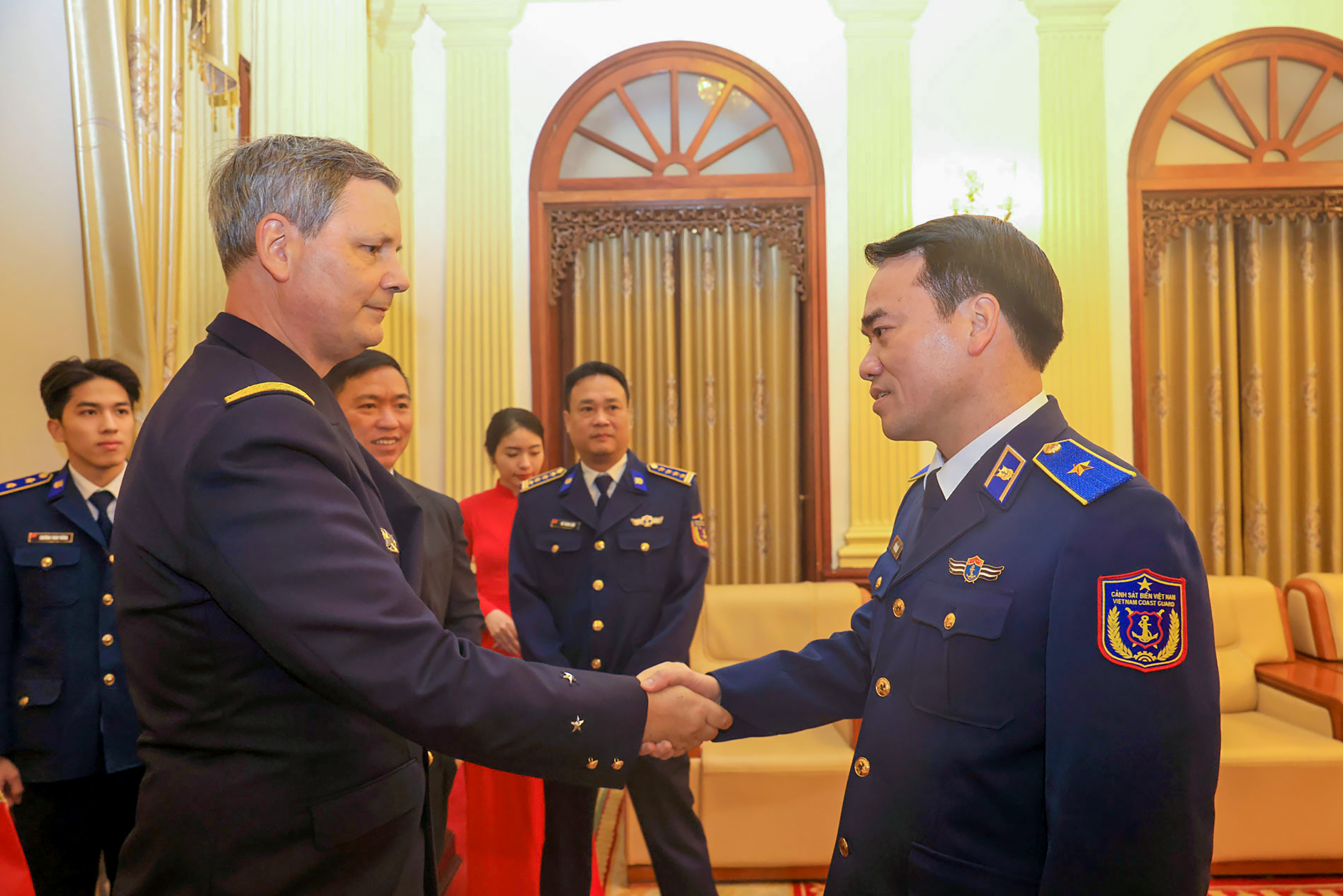 Thiếu tướng Vũ Trung Kiên - Phó Tư lệnh Pháp luật Cảnh sát biển Việt Nam chào mừng Chuẩn Đô đốc Jacques Riviere - Phó Tư lệnh các lực lượng Pháp tại Thái Bình Dương đến Việt Nam.