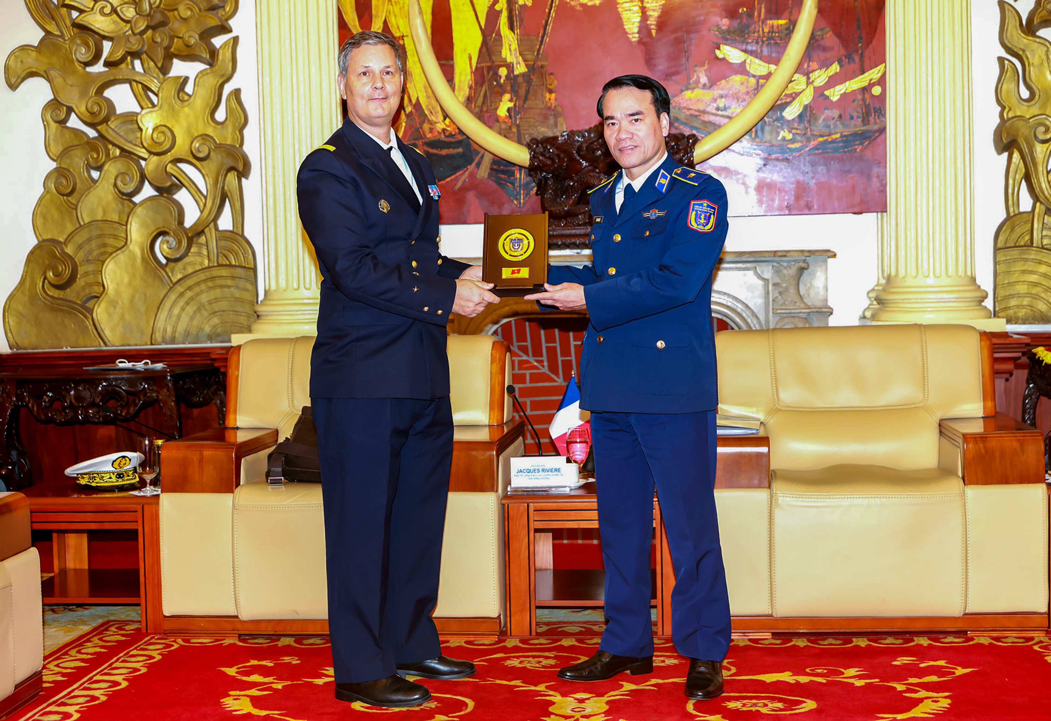 Thiếu tướng Vũ Trung Kiên trao quà lưu niệm tặng Chuẩn Đô đốc Jacques Riviere.