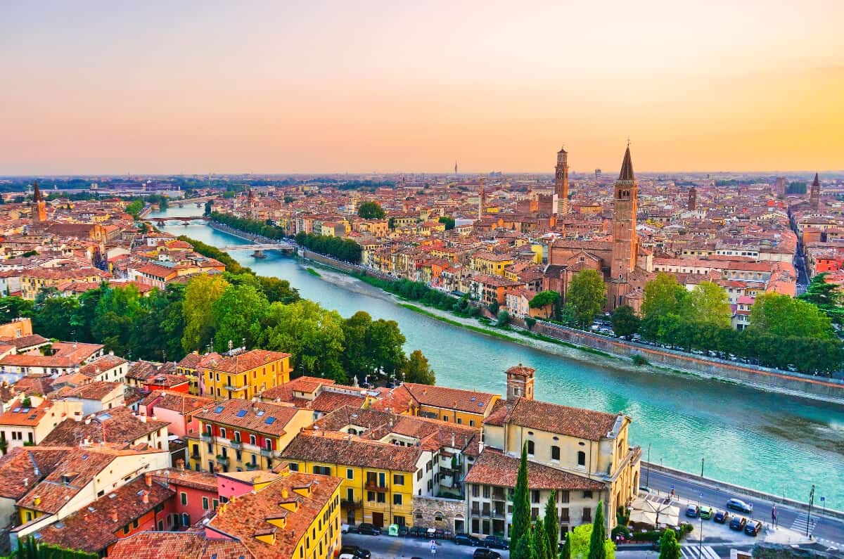 Thành phố Verona nổi tiếng đối với du khách thế giới vì là nơi lưu giữ tình yêu thế kỉ của Romeo và Julliet.