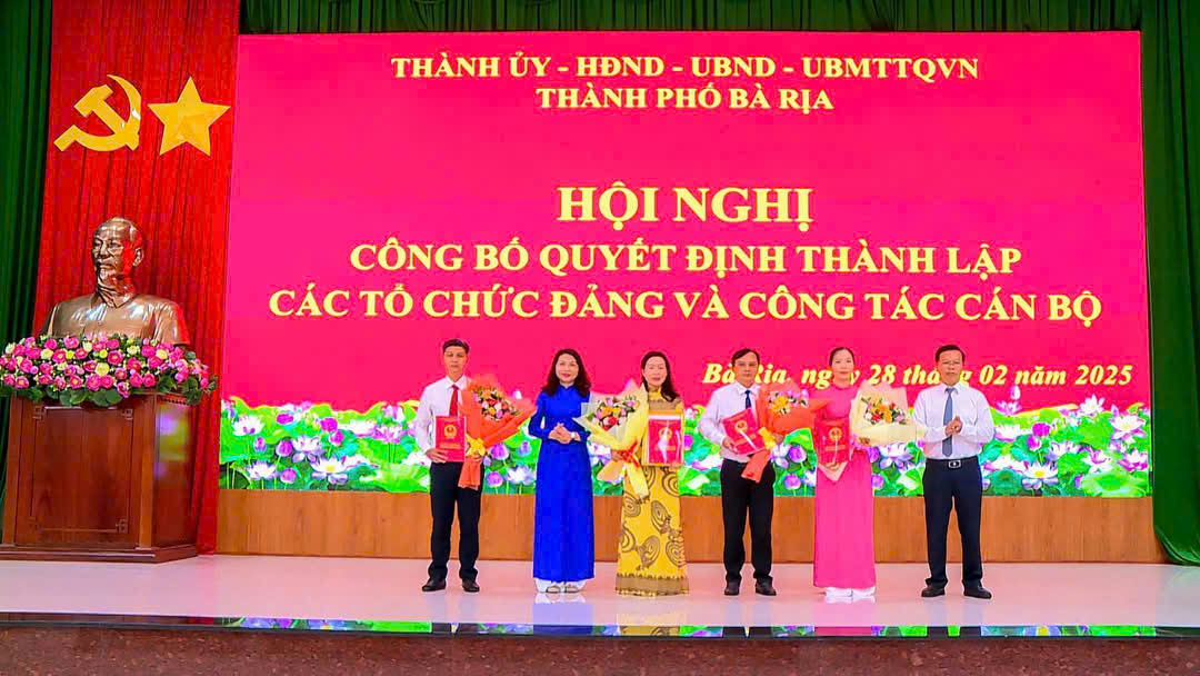 Lãnh đạo TP.Bà Rịa trao quyết định bổ nhiệm lãnh đạo phòng Nội vụ. 