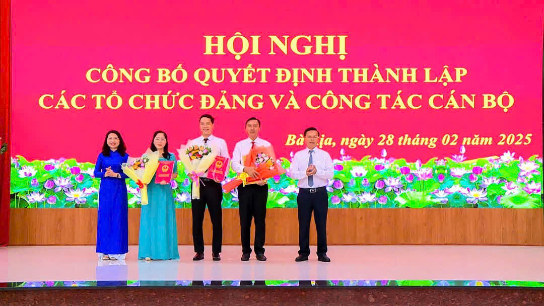 Lãnh đạo TP.Bà Rịa trao quyết định bổ nhiệm lãnh đạo Trưởng Phòng Kinh tế, Hạ tầng và Đô thị.