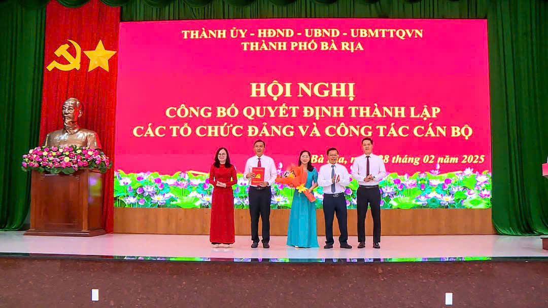 Phó Bí thư Thường trực Thành ủy, Chủ tịch HĐND TP. Bà Rịa Nguyễn Minh Hoàng; Phó Bí thư Thành ủy, Chủ tịch UBND TP. Bà Rịa Trần Thanh Dũng trao các quyết định thành lập Chi bộ.