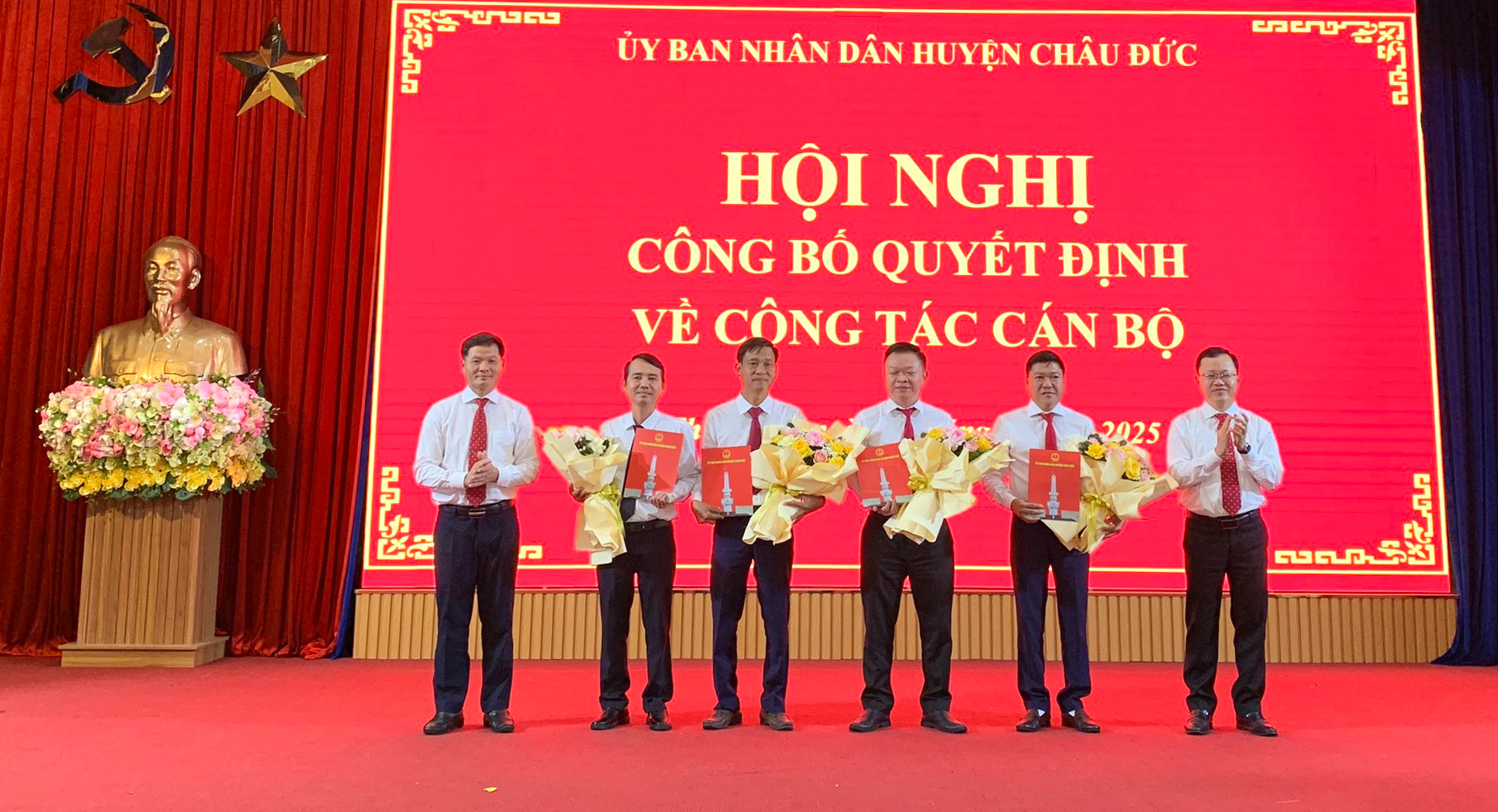 Lãnh đạo huyện Châu Đức trao quyết định và tặng hoa chúc mừng các cán bộ được bổ nhiệm 