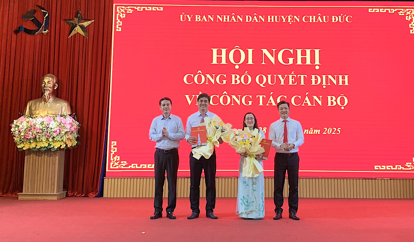 Lãnh đạo huyện Châu Đức trao quyết định và tặng hoa chúc mừng 2 cán bộ được 