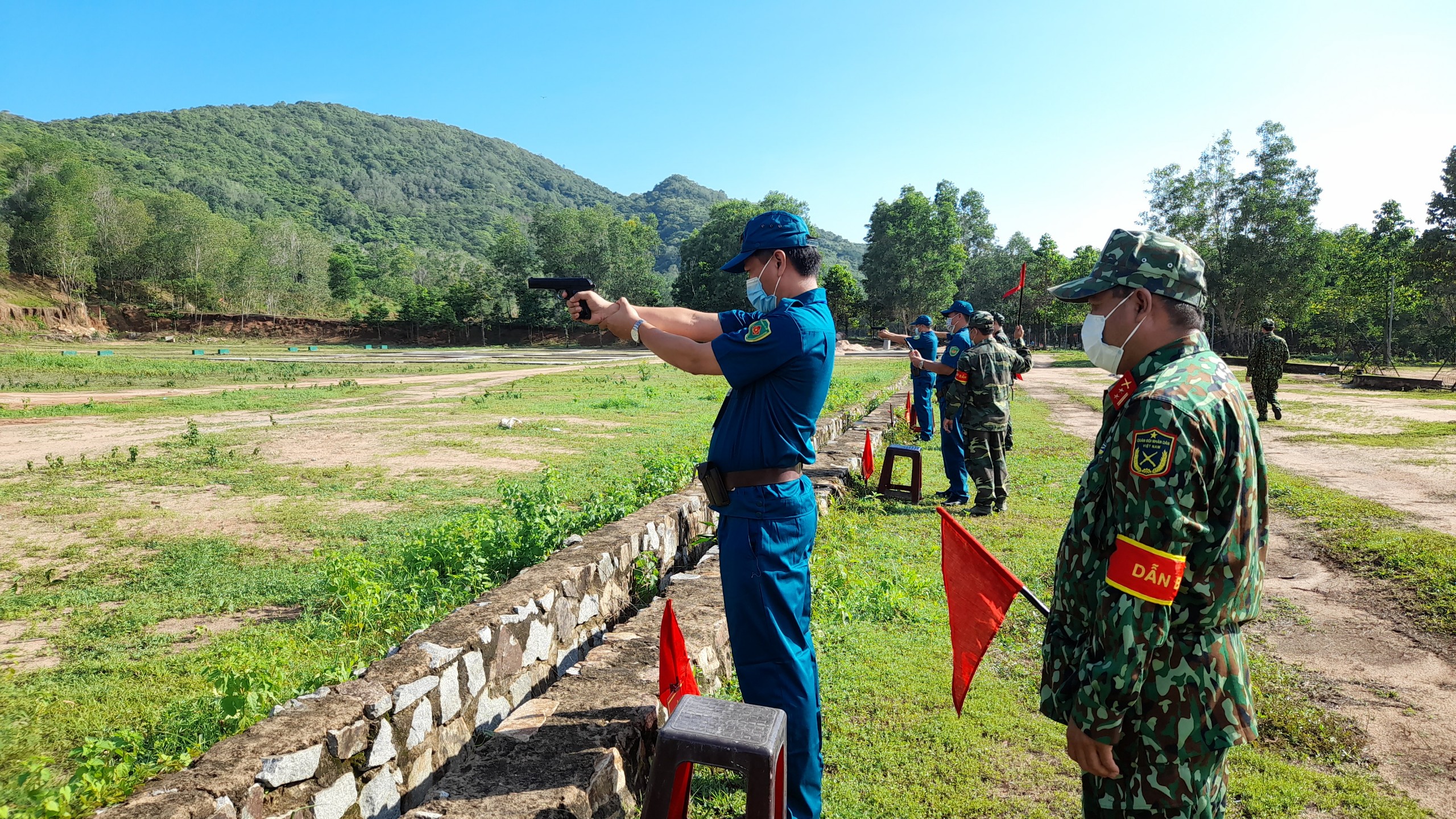 Lực lượng dân quân tự vệ huyện Long Đất tham gia huấn luyện bắn đạn thật. Ảnh: TRÚC GIANG