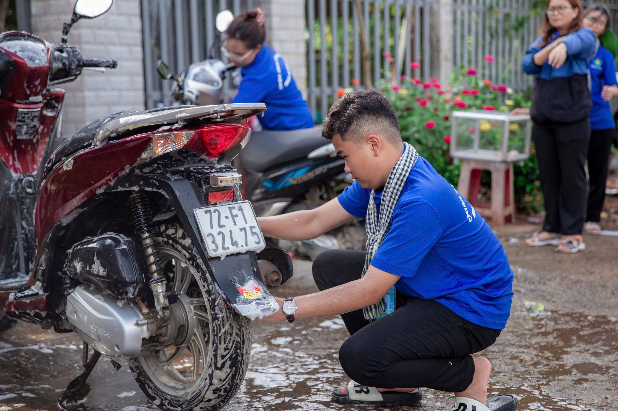 Đảng viên trẻ Nguyễn Thế Khải tham gia một hoạt động tình nguyện  do Tỉnh Đoàn tổ chức.