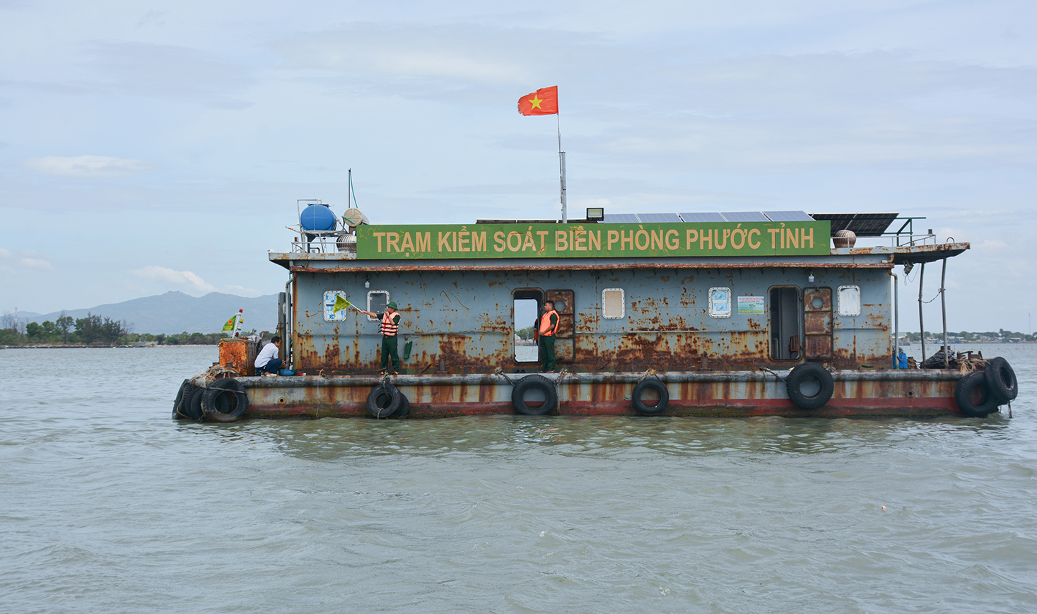 Cán bộ Trạm kiểm soát Biên phòng Phước Tỉnh (Đồn Biên phòng Phước Tỉnh) phất cờ ra hiệu tàu cá  đến kiểm tra giấy tờ.