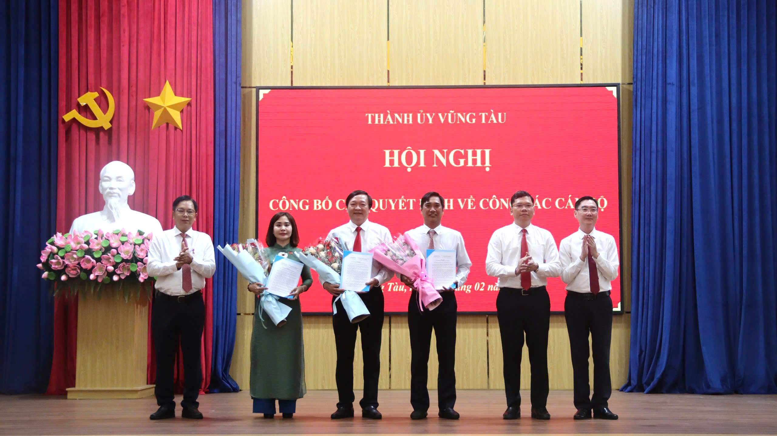 Lãnh đạo TP.Vũng Tàu trao quyết định bổ nhiệm các lãnh đạo Phòng Văn hóa, Khoa học và Thông tin.