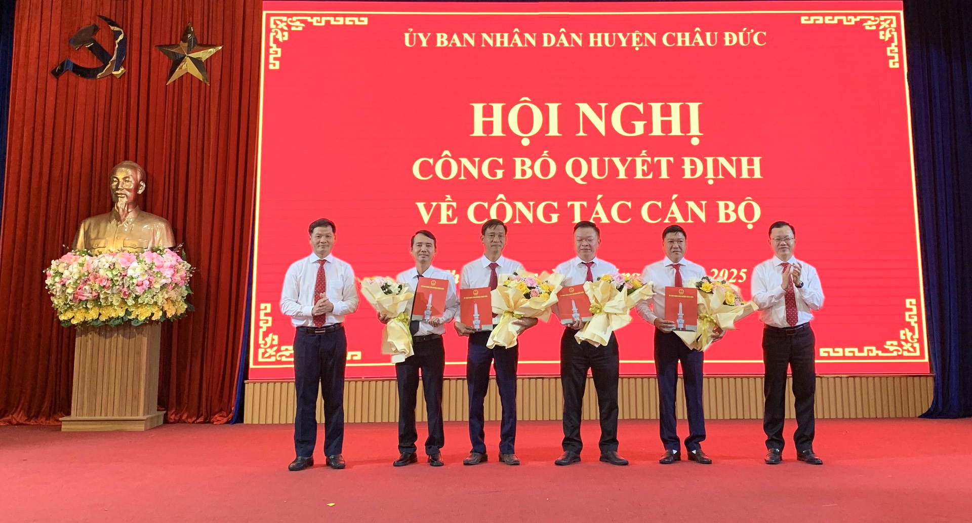 Lãnh đạo huyện Châu Đức trao quyết định và tặng hoa chúc mừng cán bộ được bổ nhiệm.